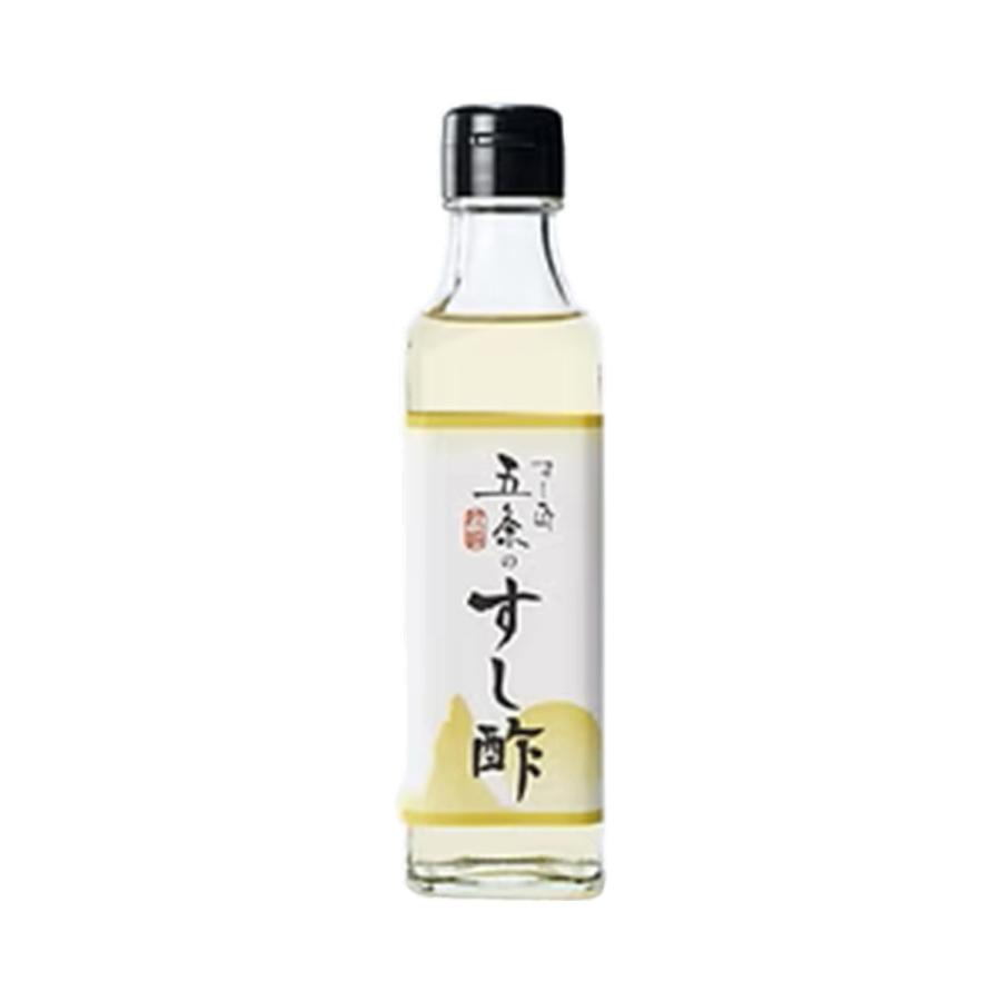 【商品特徴】すし匠五条の味の決め手！ ほんのり甘めのすし酢で作る酢飯は奥深い旨味があり、子供から大人まで幅広い世代に愛されています。 長年の人気を誇る味は、ちらし寿司、海鮮丼だけでなくポテトやマカロニラダにもぴったりで、簡単に美味しい料理を楽しむことができます。 プロフェショナルな味で食卓に美味しい笑顔が広がりますように。 商品説明メーカー所在地 原材料 醸造酢(国内製造)、砂糖、食塩、本みりん/カラメル色素 サイズ 45×45×185(mm) 原産国 日本 内容量 200ml アレルギー表示 なし 温度帯 常温 メーカー名 すし匠五条鹿児島県枕崎市岩戸町509番地 松下マンション
