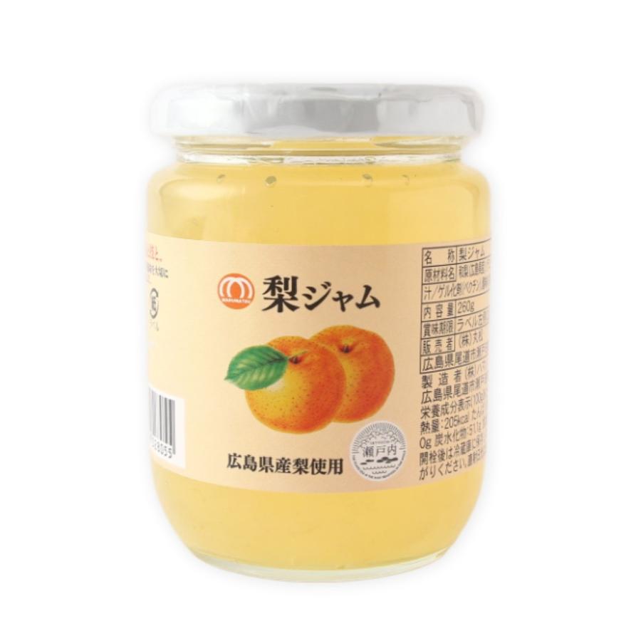 【商品特徴】全国有数の梨産地である広島県世羅を中心とした地場産の梨を使用したジャムです。 旬の時期の広島県産梨を使用し、糖度を極力控えめにして、素材本来の味を活かしたフレッシュでジューシーなジャムです。 果肉も和梨(幸水・豊水)本来のシャリシャリ感を残しつつ、食べ易くおいしく作りました。 毎朝のパンやヨーグルトに加えることはもちろんのこと、アイスクリーム、ケーキなどにもぴったりです。 原料調達後は自社工場で一貫した生産を行います。 商品説明メーカー所在地 原材料 和梨(広島県産)、グラニュー糖、レモン果汁/ゲル化剤(ペクチン)、酸味料、香料、乳酸カルシウム サイズ 95×70×70(mm) 原産国 日本 内容量 260g アレルギー表示 なし 温度帯 常温 メーカー名 株式会社丸松広島県尾道市瀬戸田町福田297-3