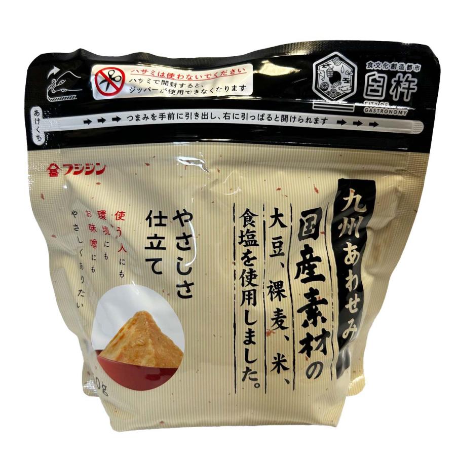 【商品特徴】使いやすく、開封後の保存がしやすいジップ袋を採用しました。アルミ素材の袋なので、光と酸素を通さず味噌の劣化を抑えてくれます。 国産の大豆、米、麦を使用した、香り豊かでコクのある熟成タイプのあわせ味噌です。甘味と旨味と酸味のバランスがとても良い味わいとなっています。 商品説明メーカー所在地 原材料 裸麦(国産)、大豆(国産)、米(国産)、食塩/酒精 サイズ 150×160×50(mm) 原産国 日本 内容量 450g アレルギー表示 大豆 温度帯 常温 メーカー名 富士甚醤油株式会社大分支店大分県大分市大字豊饒266-1