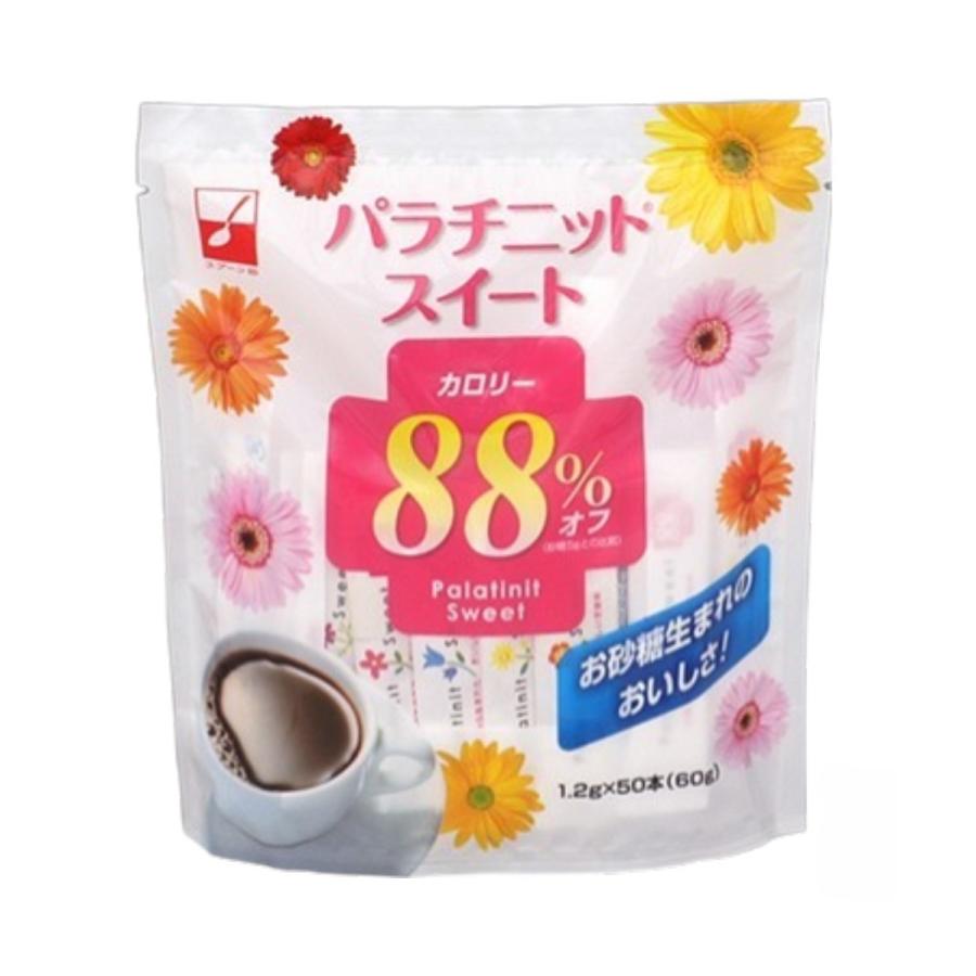 【商品特徴】「パラチニットスィート」は、砂糖由来の甘味成分パラチニットを主原料としたスティックタイプの甘味料です。 キレのあるさっぱりとした甘さで、カロリーは砂糖5gと比べて約88％オフ。 1本で砂糖5g分の甘さを実現します。 毎日のコーヒーや紅茶に、健康を気づかう方にもぴったり。 商品説明メーカー所在地 原材料 還元パラチノース(ドイツ製造)/甘味料(アスパルテーム：L-フェニルアラニン化合物)、糖転移ビタミンP サイズ 170×110×25(mm) 原産国 ドイツ 内容量 60g(1.2g×50本) アレルギー表示 なし 温度帯 常温 メーカー名 DM三井製糖株式会社東京都港区芝五丁目26番16号 Mita S-Garden