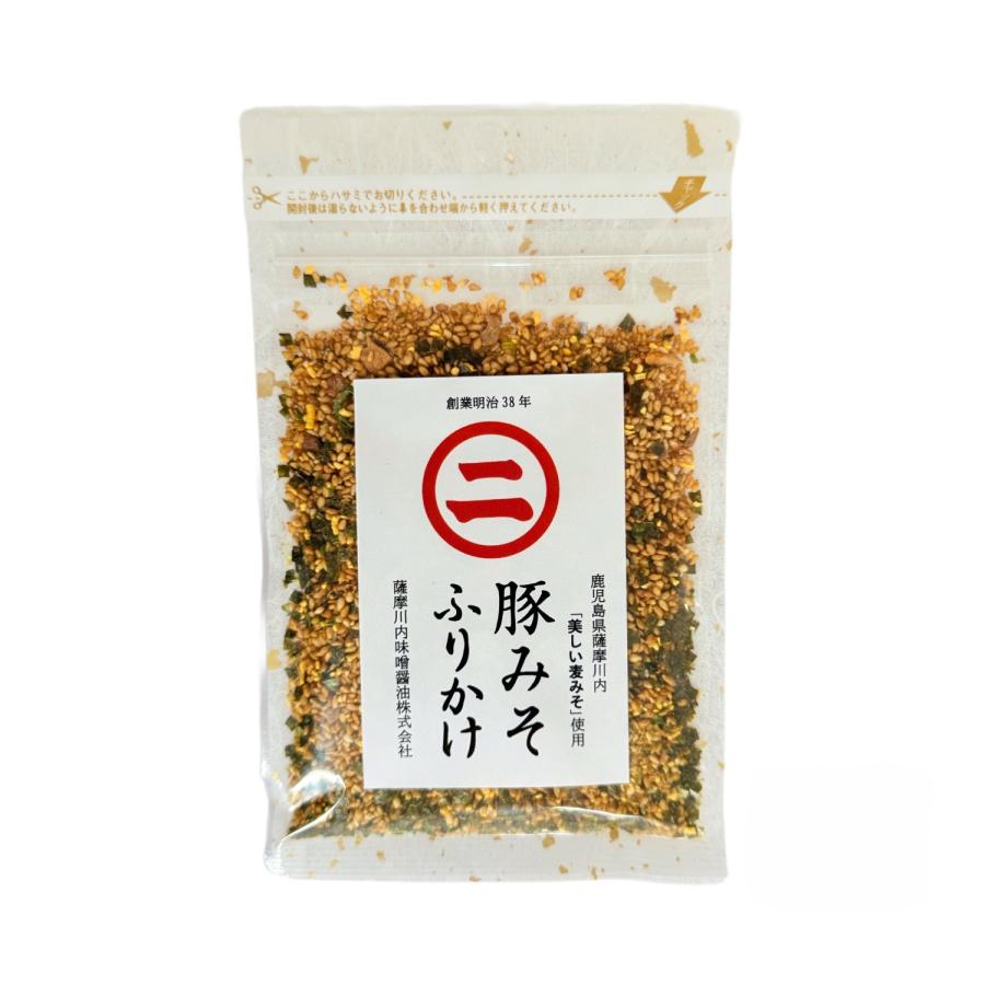 【商品特徴】「美しい麦味噌」をたっぷり使った、鹿児島の珍味「豚味噌」を再現した豚みそふりかけ。 九州産一等大豆フクユタカを使用した味噌の香ばしい香りで食欲アップ。 お弁当やいつものご飯にさっと一工夫。 いつものご飯をちょっとだけ贅沢に、是非ご賞味ください。 商品説明メーカー所在地 原材料 煎り白ごま(国内製造)、乳糖、豚味噌(麦みそ、豚肉、砂糖、にんにく、ごま、みりん、生姜、ごま油)、乾燥牛肉(牛肉、食用植物油脂、砂糖、しょうゆ、醸造調味料、デキストリン、玉ねぎ、エキス調味料、酵母エキスパウダー、ジンジャーパウダー)、乾燥豚肉(豚肉、食用植物油脂、砂糖、しょうゆ、たんぱく加水分解物、デキストリン、醸造調味料、香辛料)、食塩、コーンスターチ、砂糖、しょうゆ、刻み海苔、酵母エキス、乾燥卵黄粉末、乾燥ねぎ、かつおパウダー、粉末しょうゆ、昆布粉末/加工でん粉、酸化防止剤(V.E)、調味料(アミノ酸)、着色料(アナトー、カロテン、クチナシ、カラメル)、pH調整剤、香辛料抽出物、(一部に乳成分・小麦・卵・大豆・豚肉・牛肉・ごま・ゼラチンを含む) サイズ 190×120×20(mm) 原産国 日本 内容量 50g アレルギー表示 乳成分、小麦、卵、大豆、豚肉、牛肉、ごま、ゼラチン 温度帯 常温 メーカー名 薩摩川内味噌醤油株式会社鹿児島県薩摩川内市桶脇町市比野141-1