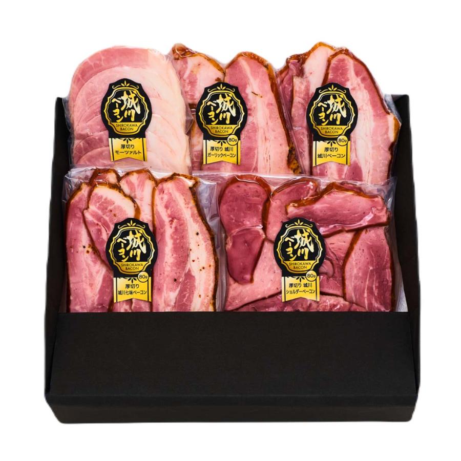 【商品特徴】【厚切り城川ベーコン】 肉は、赤身と脂身が程よく層になったいわゆる三枚肉と呼ばれる愛媛県産豚バラ肉を使用しています。 城川自然牧場が手掛ける商品の中で、常に高い人気を誇り、ご好評頂いてる看板商品です。 【厚切り城川ガーリックベーコン】 人気No.1の「城川ベーコン」に、ガーリックとバジルのスパイスを効かせて、イタリアンな風味の香るベーコンに仕上げました。 スライスして軽くソテーすれば、ガーリックの風味と肉の旨味が圧倒的に食欲をそそります。 【厚切り城川七味ベーコン】 信州・長野は善光寺のお参り手形と名高い「八幡屋礒五郎商店の七味唐辛子」をたっぷりまぶした、ちょっとくせになる辛さが売りの逸品です。 【厚切り城川ショルダーベーコン】 脂が苦手な人におすすめのヘルシーベーコンです。 商品説明メーカー所在地 原材料 【厚切り城川ベーコン】豚バラ肉(愛媛県産)、食塩、砂糖類(砂糖、ぶどう糖、水飴)/リン酸塩(Na)、調味料(アミノ酸)、酸化防止剤(ビタミンC)、発色剤(亜硝酸Na)、香辛料抽出物、(一部に豚肉を含む) 【厚切り城川ガーリックベーコン】豚バラ肉(愛媛県産)、食塩、砂糖類(砂糖、ぶどう糖、水飴)、香辛料、ガーリックパウダー/リン酸塩(Na)、調味料(アミノ酸)、酸化防止剤(ビタミンC)、発色剤(亜硝酸Na)、香辛料抽出物、(一部に大豆・豚肉を含む) 【厚切り城川七味ベーコン】豚バラ肉(愛媛県産)、食塩、砂糖類(砂糖、ぶどう糖、水飴)、香辛料/リン酸塩(Na)、調味料(アミノ酸)、酸化防止剤(ビタミンC)、発色剤(亜硝酸Na)、香辛料抽出物、(一部にごま・豚肉を含む) 【厚切り城川ショルダーベーコン】豚肩肉(愛媛県産)、食塩、砂糖類(砂糖、ぶどう糖、水飴)/リン酸塩(Na)、調味料(アミノ酸)、酸化防止剤(ビタミンC)、発色剤(亜硝酸Na)、香辛料抽出物、(一部に豚肉を含む) サイズ 190×230×70(mm) 原産国 日本 内容量 4種セット(厚切り城川ベーコン 100g、厚切り城川ガーリックベーコン 100g、厚切り城川七味ベーコン 100g、厚切り城川ショルダーベーコン 100g) アレルギー表示 豚肉、大豆、ごま 温度帯 冷蔵 メーカー名 株式会社城川ファクトリー愛媛県西予市城川町下相 1008-1