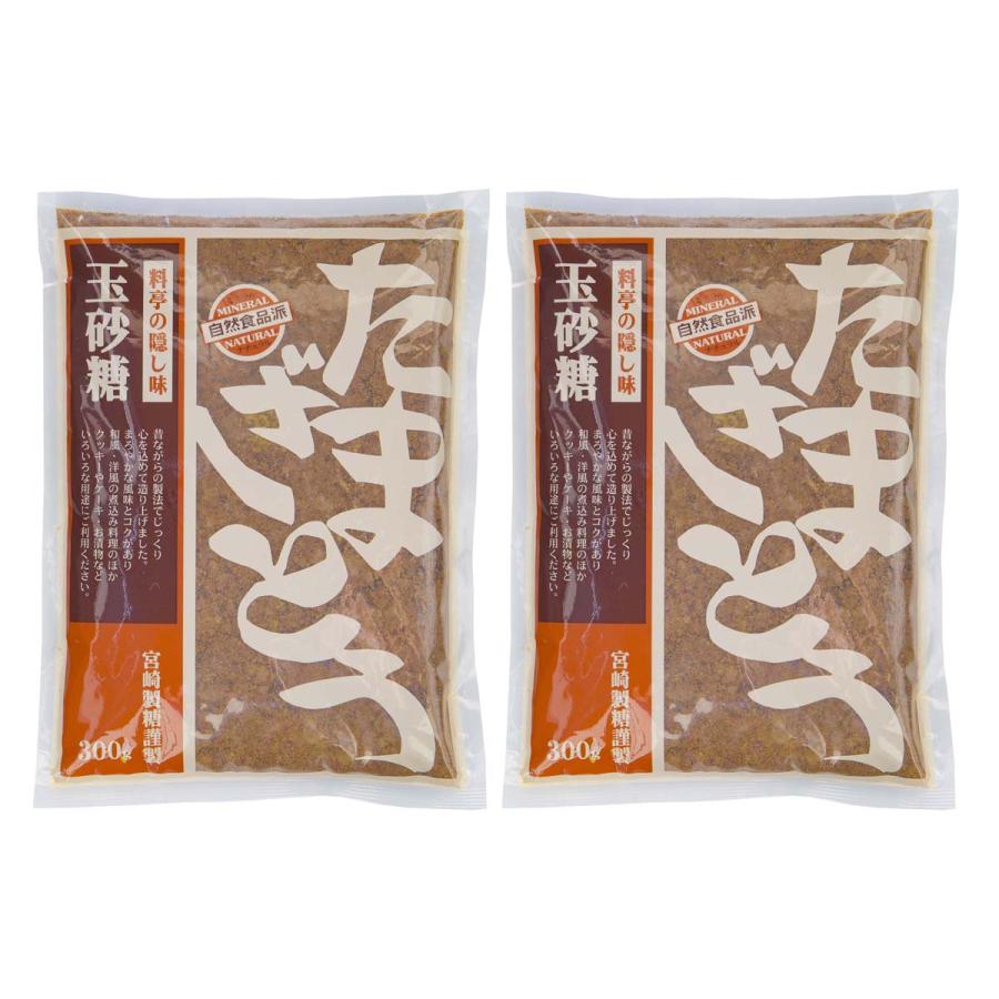 【商品特徴】昔から皆様に愛用されている弊社看板商品の玉砂糖です。 サトウキビから取れる原料糖と糖蜜を掛け合わせ、鉄製二重釜で煮沸、乾燥させる昔ながらの製法で造っている赤糖になります。 サトウキビに含まれるミネラル分を多く残し、精製糖にはない深いコクや旨み、香り、濃い色が特徴のお砂糖です。 商品説明メーカー所在地 原材料 粗糖、糖蜜 サイズ - 原産国 - 内容量 300g×2 アレルギー表示 なし 温度帯 常温 メーカー名 株式会社宮崎商店東京都江東区東砂6-3-19