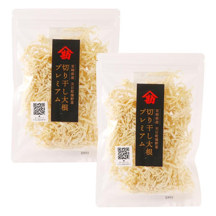 【商品特徴】霧島連山から吹き降ろす乾燥した冷たい西風「霧島おろし」。 この自然の恵みと、南国宮崎のたっぷり降り注ぐ太陽の光を受けながら、山本勘一商店の切り干し大根は昔ながらの天日干しで丁寧に仕上げられます。 強い日差しと乾いた風が大根の水分をゆっくり抜き、甘み・旨み・食感がぎゅっと凝縮。 大地と太陽が育む味わいこそが、山本勘一商店の切り干し大根の原点です。 「切り干し大根プレミアム」は、生産農家の中から合格基準に達している厳選された原料を使用。 加工工場内でもより時間をかけて目視選別作業を実施することで異物を限りなくゼロに近づけた商品です。 水で戻すだけで、甘みと旨みがしっかり感じられる切り干し大根に。 定番の煮物はもちろん、サラダ、味噌汁、炒め物、混ぜご飯など、どんな料理にも使いやすい万能食材です。 商品説明メーカー所在地 原材料 青首大根(宮崎県産) サイズ 230×158×30(mm) 原産国 日本 内容量 50g×2 アレルギー表示 なし 温度帯 常温 メーカー名 株式会社山本勘一商店宮崎県西都市御舟町1丁目46番地