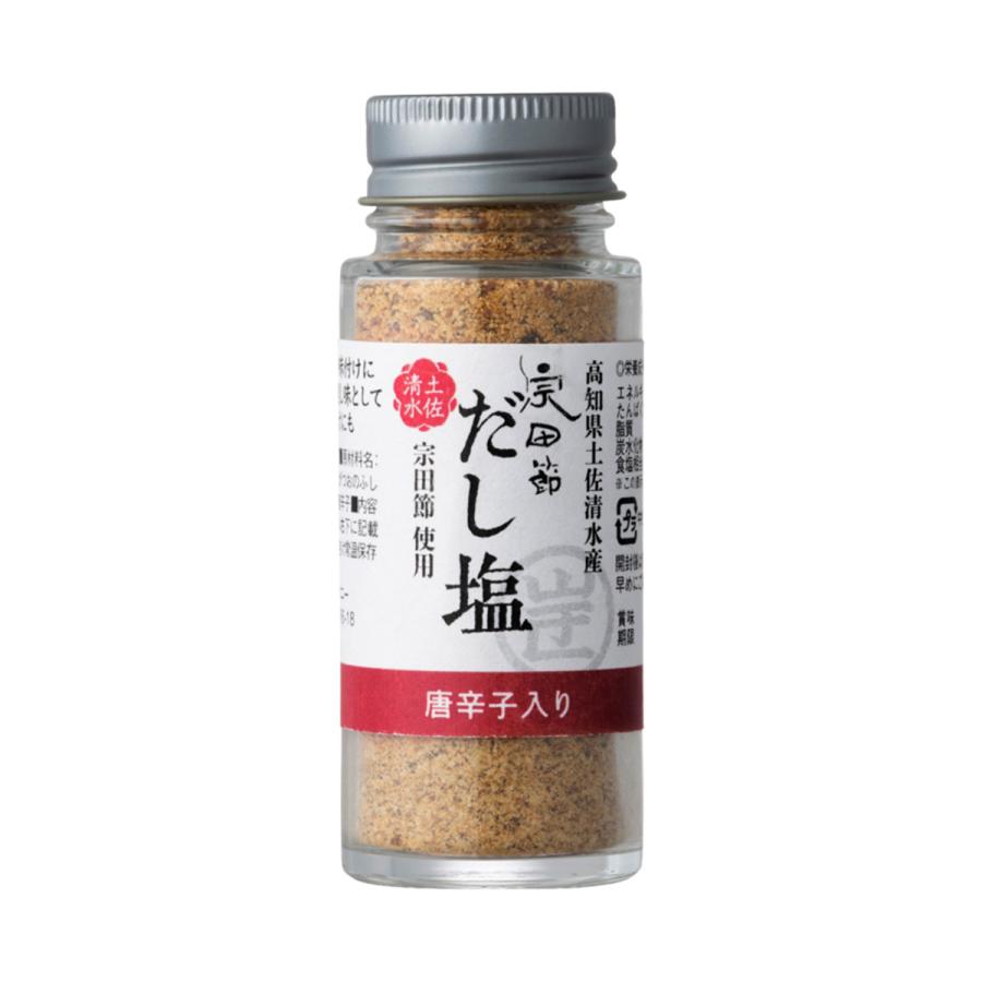 【商品特徴】だしの味を様々な料理にアレンジ出来るよう、だし粉末と塩、唐辛子をブレンドしました。 高知県土佐清水産の宗田節と、高知県室戸市の海洋深層水焼塩を使用しております。 [ご使用方法] ・焼き鳥、焼肉等の味付けに ・納豆や浅漬けの隠し味として ・おでん等の味つけにも [宗田節とは] 宗田節とは、メジカ（別名ソウダガツオ）からつくられた魚の節のことです。 メジカは鰹に比べ血合いが多いため、コクのあるだしが出て、香りも濃厚です。 煮物など、しっかりした味付けをする料理によく合います。 宗田節のほとんどが業務用として流通していて、日本料理店や老舗の蕎麦屋、食品メーカーなどで使われています。 特にもりそばのつゆには宗田節は欠かせない存在です。 商品説明メーカー所在地 原材料 食塩(高知県製造)、そうだがつおのふし(高知県土佐清水市製造)、唐辛子 サイズ 40×40×100(mm) 原産国 日本 内容量 40g アレルギー表示 なし 温度帯 常温 メーカー名 株式会社ウェルカムジョン万カンパニー高知県土佐清水市天神町6-18
