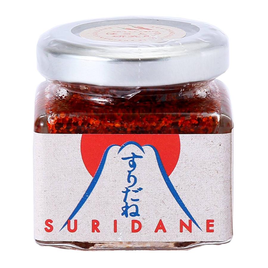 【商品特徴】山梨県東部で昔から汁物のアクセントとして重宝されている辛味調味料。 唐辛子、ごま、山椒などを炒めた山梨県伝統の万能旨辛調味料です！ 辛さの中にしっかりとした旨味があるのが最大の特徴です。 一味や七味とは違った、旨味たっぷりのどんな料理にも合う調味料です。 「ほうとう」はもちろん、何につけてもやみつきになる美味しさです。 是非、ご賞味ください。 商品説明メーカー所在地 原材料 七味(赤唐辛子、ちんび、ごま、あおさ、けしの実、麻の実、山椒)、赤唐辛子、醤油(大豆・小麦を含む)、ごま油、醗酵調味料、砂糖、食塩、削り節(鯖、鰹)、にぼし/調味料(アミノ酸等)、カラメル色素、甘味料(ステビア) サイズ 45×45×47(mm) 原産国 日本 内容量 20g アレルギー表示 大豆、小麦、さば、ごま 温度帯 常温 メーカー名 株式会社クリエイティブリゾート山梨県富士吉田市松山1603