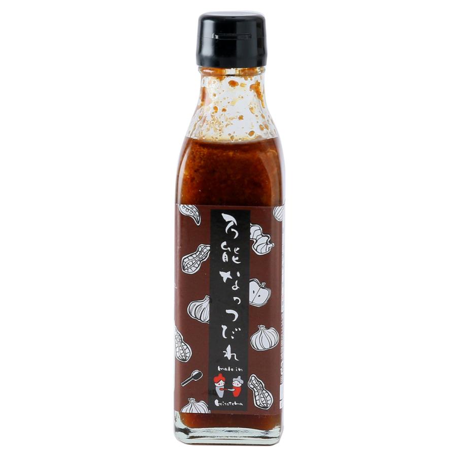 【商品特徴】薄皮つきの生落花生やごまをたっぷり使った甘めのタレです。 薄皮つきの生落花生やごまをたっぷり使い、玉ねぎとりんごでちょっぴり甘めに仕上げました。 下味いらずの豊かな味わいで、お豆腐やおひたしにそのままかけるのはもちろん、おろし生姜を加えた簡単生姜焼きもよく合います。 野菜嫌いのお子様も、この万能なっつだれを使った炒め物なら、驚くほどよく食べてくれますよ。 お肉とお野菜、きのこ類をソテーし、フライパンでなっつだれと絡めたり、お豆腐にかけたり、なっつだれにすった(細かく刻んだ)生姜を混ぜ、生姜焼きも絶品です。 豆板醤や柚子胡椒との相性も抜群です 商品説明メーカー所在地 原材料 本醸造しょうゆ(大豆、小麦を含む、国内製造)、粗糖、本みりん、玉ねぎ、清酒、りんご、落花生、白ごま、麦みそ、レモン果汁、にんにく、生姜、ごま油、香辛料 サイズ 185×50×50(mm) 原産国 日本 内容量 230g アレルギー表示 大豆、小麦、りんご、落花生、ごま 温度帯 常温 メーカー名 Hitotema長崎県佐世保市日野町741-1