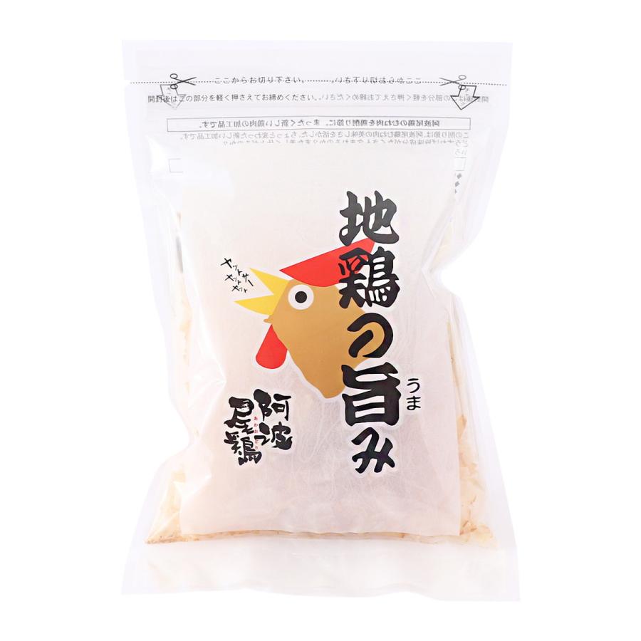 【商品特徴】徳島県産の地鶏「阿波尾鶏」むね肉を削り節にした、新しい鶏の加工品「鶏節」です。 阿波尾鶏むね肉を蒸してから約2日間乾燥させ、スモークをかけて花削りにしました。 かつお節と同じように出汁取りとしてご使用いただいたり、料理にトッピングしてそのままお召し上がりいただけます。 和洋中何にでも合わせやすく、濁りの少ない澄んだ上品なスープが出来上がります。 食塩や食品添加物は使用しておりません。 手軽にたんぱく質を摂りたい方にもおすすめです。 商品説明メーカー所在地 原材料 鶏むね肉(徳島県産) サイズ 270×170×40(mm) 原産国 日本 内容量 20g アレルギー表示 鶏肉 温度帯 常温 メーカー名 株式会社丸本徳島県海部郡海陽町大井字大谷41番地