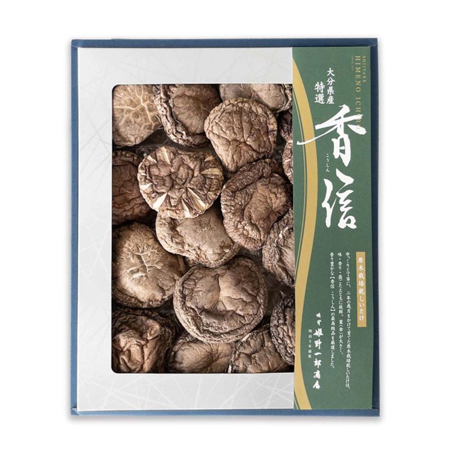 【商品特徴】椎茸生産量日本一の大分の中でも有数の産地と言われる「竹田」二代、三代にわたり椎茸栽培に携わっている専業農家が多いため優れた乾燥技術を持つ良質の椎茸産地となっています。 本品は、その産地から生まれてきた椎茸を一粒一粒丁寧に手選り選別し上質な香信をお詰めしました。 2年の歳月をかけ、じっくりと育った原木栽培椎茸は、他とは比べものにならないおいしさ。 味・香り・歯ごたえが抜群に良い干し椎茸が原木乾しいたけです。 また、美味しさの違いは戻した後の戻し汁にも。栄養豊かで香りの良い上質な天然出汁が出ます。 お味噌汁や煮物以外にもカレーや八宝菜など和洋中とお使いいただけます。 しいたけがお好きな方はぜひ一度、違いの分かる大分県産原木乾しいたけを味わってください。 商品説明メーカー所在地 原材料 しいたけ(原木) サイズ 350×280×50(mm) 原産国 日本 内容量 130g アレルギー表示 なし 温度帯 常温 メーカー名 株式会社姫野一郎商店大分県竹田市大字会々2718番地
