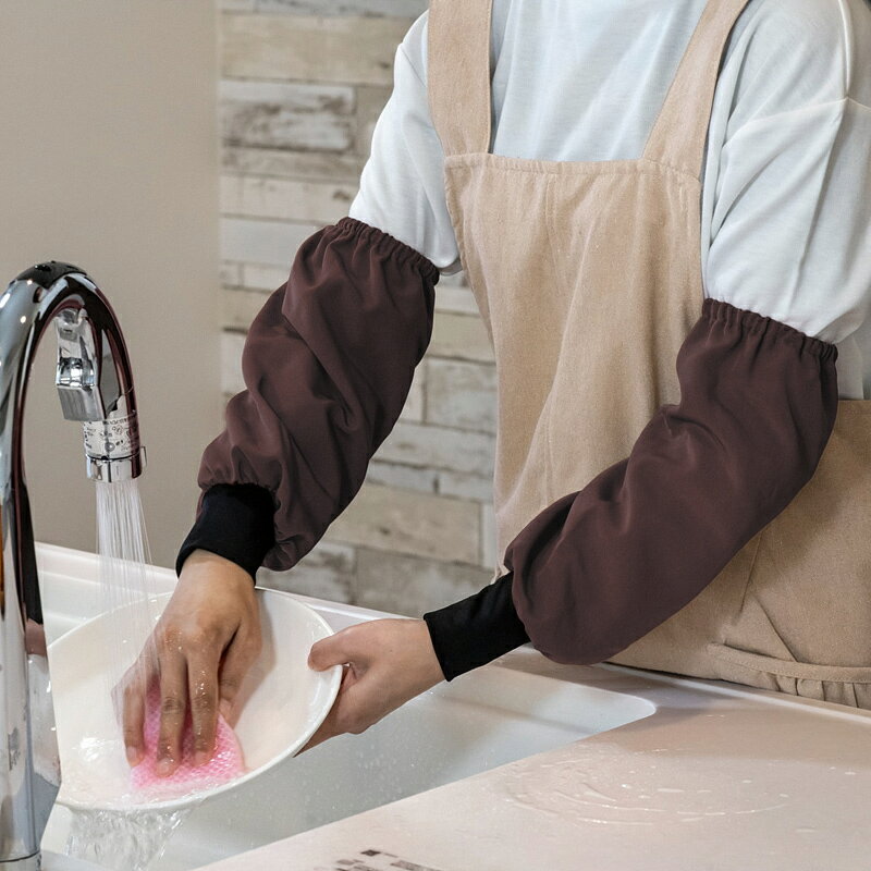 【朝倉染布の撥水加工を施したアームカバーです。】 水を撥じき、通気性が良く蒸れないので、袖をまくるのも面倒な冬場に重宝します。袖部分には水着にも使用される伸縮性の高い生地を使用し、手首に優しいユニバーサルデザインです。キッチンワークをはじめ、日々の暮らしの中で存分に活用できます。 カラー ブラウン サイズ ［全長］約36cm ［腕まわり］約36cm 重量 約55g 素材 ［本体］ ポリエステル100% ［袖部］ ナイロン85%／ポリウレタン15% 加工 超撥水加工『dewelry®0』（日本製） 【ご注意】 ・ 水圧の強いシャワーなどは水を通す場合がございます。 ・ サイズが多少異なる場合があります。 ・ 家庭用の洗濯機で他の衣類と一緒に洗濯しても問題ありません。ただし、柔軟剤の使用は撥水機能の妨げとなりますのでお避けください。 ・ 洗剤には吸水性がありますので洗剤を付けると撥水機能は一時停止します。湯又は水で洗剤をすすぎ落としますと撥水機能は元に戻ります。 ・ 漂白剤を使用すると撥水機能が劣化してしまうので使用しないでください。 ・ アームカバーのみの商品です。