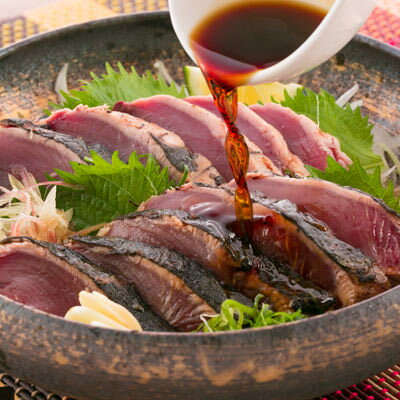 厳選した鰹をわら焼きで風味豊かに焼きあげた「黒潮たたき」3本入 土佐海・高知県