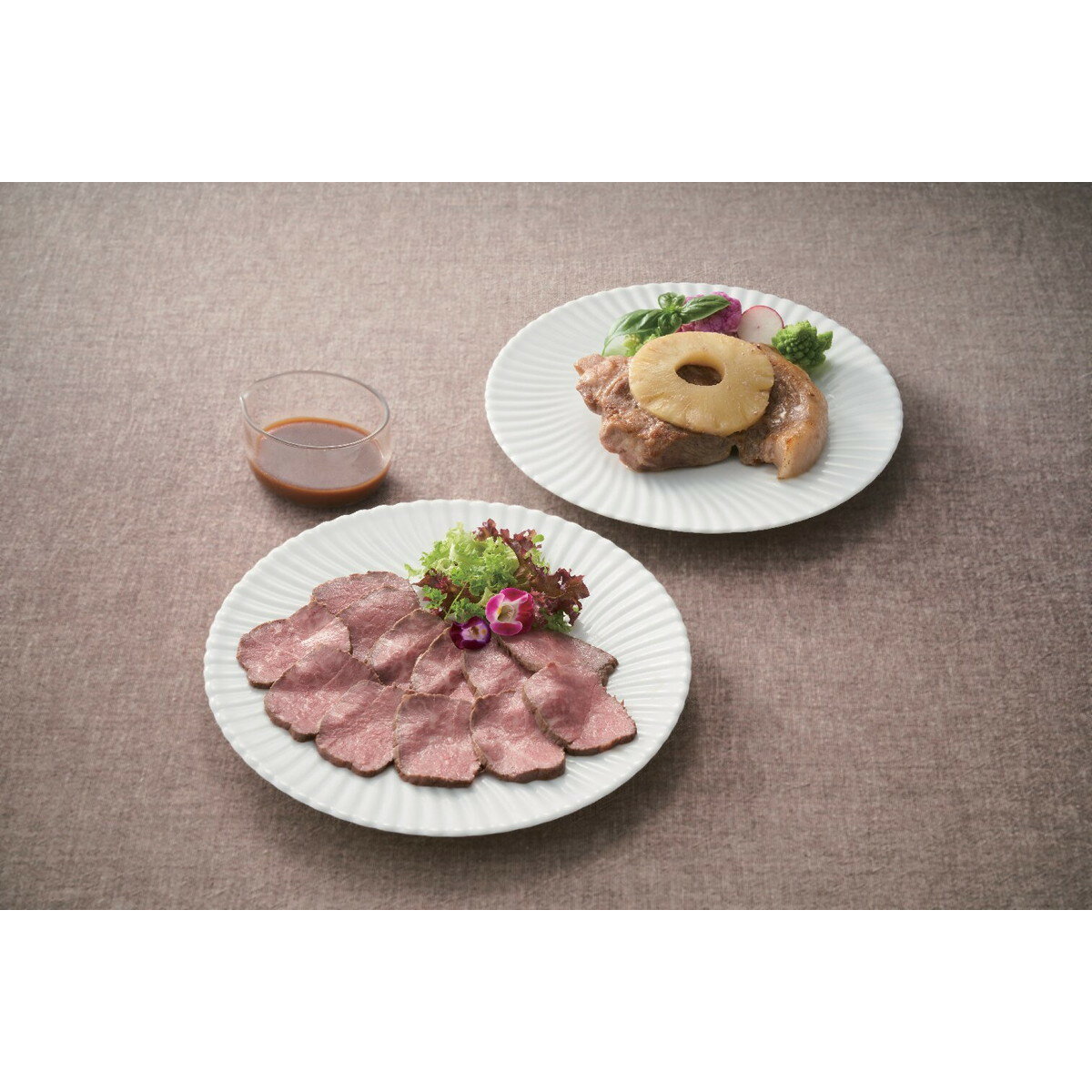 ブラッセリートモ 黒毛和牛ローストビーフとグリルドポークステーキ