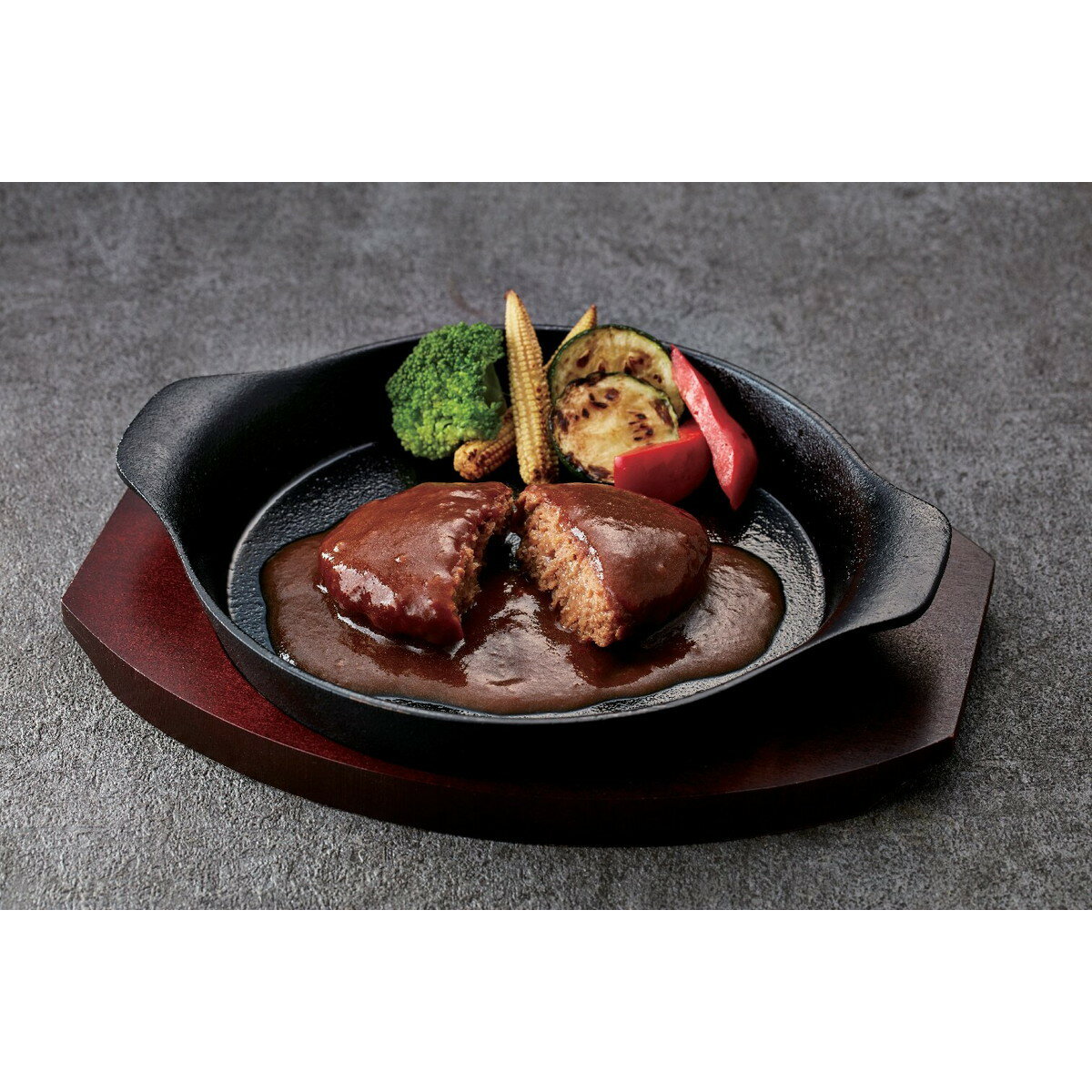 じっくり煮込んだデミグラスハンバーグ(4)