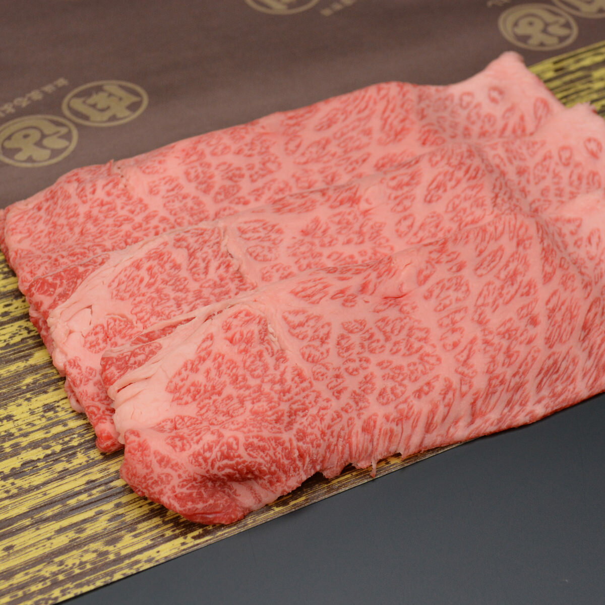 松阪牛すき焼き ロース肉 肩ロース肉 300g 牛脂付き 国産 和牛 すき焼き用 牛肉 冷凍 ブランド牛 お祝い すき焼き肉 株式会社まるよし 三重県