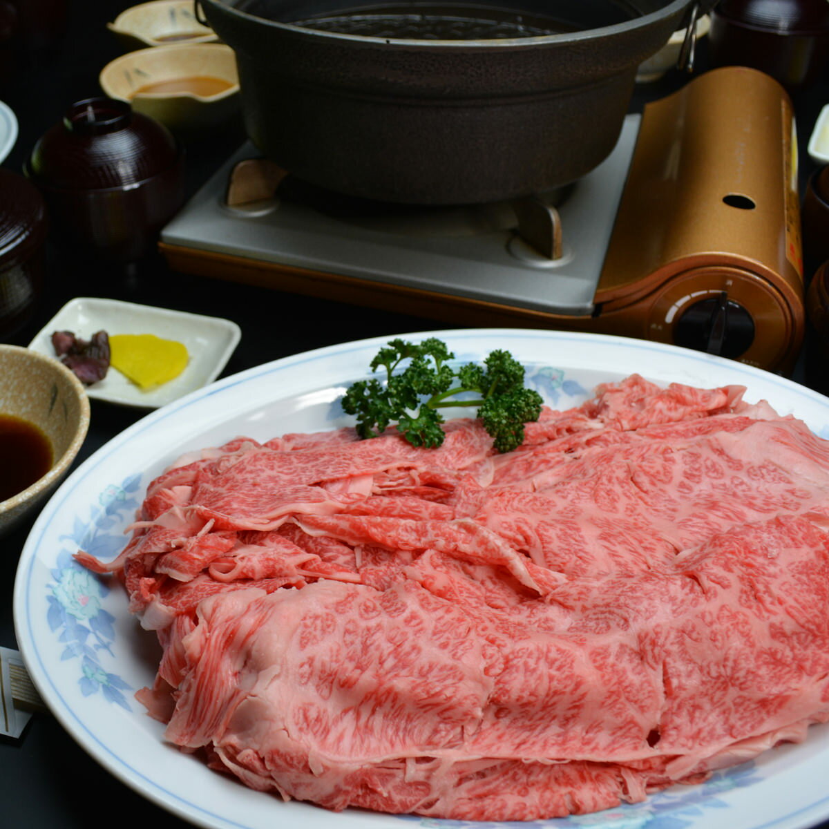 松阪牛 【10%割引】松阪牛しゃぶしゃぶ 肩肉 モモ肉 200g 国産 和牛 しゃぶしゃぶ用 牛肉 冷凍 ブランド牛 お祝い スライス肉 株式会社まるよし 三重県