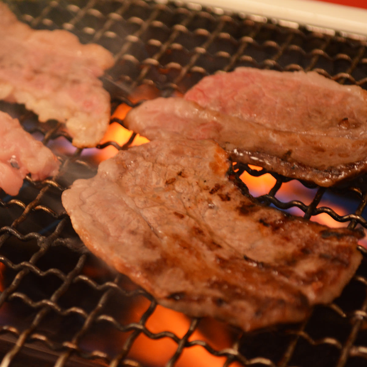 産直お取り寄せNセレクトの松阪牛焼肉 肩ロース肉 300g 国産 和牛 焼き肉 牛肉 冷凍 ブランド牛 お祝い スライス肉 やきにくやき肉 株式会社まるよし 三重県｜アングル3