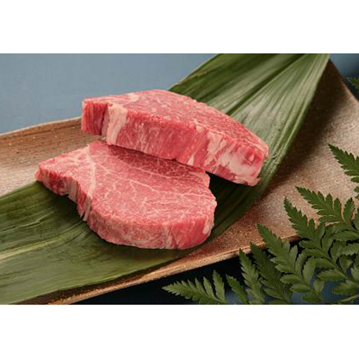 【記念日のごちそうは希少部位の神戸牛ステーキで贅沢なひとときを】神戸ビーフは、海外でもその名が知られている高級ブランド牛です。黒毛和牛の中でも優れた品質であるといわれる兵庫県産の但馬牛の中から、さらに厳しい基準をクリアした牛肉だけが神戸牛(神戸ビーフ・神戸肉)に認定されます。きめ細やかな霜降りの肉質は、赤身の甘さと脂肪の風味が絶妙で、食べた瞬間に口の中でとろけるような神戸牛特有のまろやかな食感と味わいで、しつこくなく、あっさりしていて食べやすいお肉です。「神戸牛 ヘレステーキ 320g」をフレッシュ直送便でお届けいたします。フランス語でこの部位のことを「フィレ」と呼ぶことから「ヘレ」という名称になったと言われています。他の部位と比較すると最も運動をしない部位であるため一番柔らかい部分で、きめが細かく脂肪が少ないです。一頭の牛から得られるお肉の中で、ヘレの占める割合はわずか3%程度ととても希少で高級部位です。ヘルシーであっさりとした味わいは女性はもちろん、ご年配の方にも人気です。お祝いのごちそうとしてはもちろん、大切な方やお世話になったあの人へのご贈答品としても喜ばれます。【確かな品質】帝神畜産の神戸ビーフは、子牛の仕入れから肥育方法まで一貫管理できる契約農家から仕入れています。肉質と味を安定させるため中西牧場を中心とした信頼を寄せる農家グループに限定しています。【中西牧場】2009年度神戸肉枝肉共励会「名誉賞」受賞し、数多くのチャンピオン牛を輩出する中西牧場は、牛づくりのカリスマと称されるほどのマイスター。一番大切にしていることは「自分の家族や友達が毎日でも安心して食べられる安全でおいしい肉をつくること」。無農薬の干し草を中西牧場独自にブレンドした飼料、良質の天然地下水、牛一頭ずつにきめ細やかなケアなど、高い品質の神戸ビーフを目指して大切に育てています【帝神畜産】神戸ビーフ年間購入数世界一。より多くのお客様に神戸ビーフの美味しさをご賞味いただけますように、産地での肥育農家から販売までの自社一貫流通をどこよりも先駆けて築きあげました。帝神畜産のフレッシュ直送便は、専用冷凍機で-20℃の急速冷凍しています。お肉の鮮度を保ち、安心で安全な神戸ビーフの美味しさをお届けしています。【名称】精肉・ハム・ソーセージ・加工品【数量・内容】ヘレステーキ　320g（160g×2）【賞味期間】製造日から冷凍1年【原材料】牛肉（神戸ビーフ）【仕様】掲載商品には、アレルギーの原因といわれる原材料を含んでいる場合がございます。 くわしくはお問い合わせフォームにてご連絡ください。ニッポンセレクト牛肉特集類似商品はこちら牛肉 神戸牛 ヘレステーキ 320g 洗練のヘ18,000円牛肉 神戸牛 シャトーブリアン 320g 極上45,003円牛肉 神戸牛 シャトーブリアン 320g 極上50,004円牛肉 神戸牛 口福 ロースステーキ 400g 16,200円牛肉 神戸牛 口福 ロースステーキ 400g 18,000円牛肉 神戸牛 赤身ステーキ 300g モモ肉 7,106円牛肉 神戸牛 赤身ステーキ 300g モモ肉 6,395円牛肉 神戸牛 赤身ひとくちステーキ 400g 8,640円牛肉 神戸牛 赤身ひとくちステーキ 400g 7,776円新着商品はこちら2024/5/27うどん 半生うどん300g×9袋 老舗粉問屋が4,999円2024/5/27生麺・全国店主監修ラーメンセット 6種 詰め合4,990円2024/5/27生麺 秋田の麺家 秋田うどん 12食セット ご4,990円再販商品はこちら2024/5/28新宿割烹中嶋 3種のお吸い物 フリーズドライ 3,402円2024/5/28うぐいす豆 5袋 甘煮 国産 惣菜 煮豆 お弁3,780円2024/5/28かどや豚丼・手羽先セット 3種 詰合せ 惣菜 4,328円