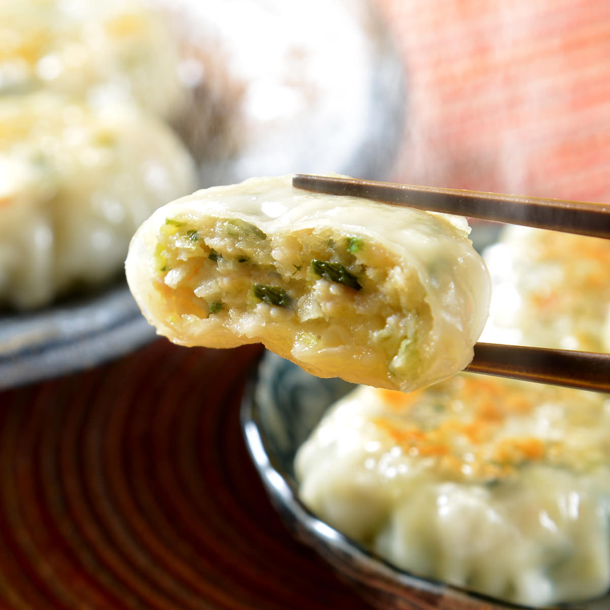 「新宿光来 海老ニラ饅頭」は、東京 西新宿で人気の光来（こうらい）の味を再現した冷凍まんじゅうです。エビと国産豚肉、キャベツ、ニラなどを包み込んだ饅頭は、餡は柔らかめで、薄い皮をパリッと焼けば表面はカリッ、中はジューシーな肉汁とニラの香りがお口に広がります。おかずに、おつまみに、フライパンに冷凍のまま並べて蒸焼きにしたあと両面を焼く簡単調理でお召し上がりいただけます。【名称】冷凍まんじゅう【数量・内容】280g(28g×10個)×5【賞味期間】製造日から冷凍365日【原材料】鶏肉(日本)、キャベツ(日本)、ニラ(日本)、海老(ベトナム)、豚脂、粒状植物性たん白(大豆)、澱粉、砂糖、植物油脂、長葱、食塩、醤油、オイスターエキス、チキンブイヨン、ゴマ油、胡椒、皮(小麦粉、澱粉、食塩)/調味料(アミノ酸)、(一部に乳成分・小麦・えび・大豆・鶏肉・豚肉・ごまを含む)【仕様】掲載商品には、アレルギーの原因といわれる原材料を含んでいる場合がございます。 くわしくはお問い合わせフォームにてご連絡ください。類似商品はこちら新宿光来 フカヒレ入り具だくさん丼 4袋セット3,880円長崎 焼小籠包 海老 30個入 中華 惣菜 点5,832円えび入り海鮮しゅうまい 5個入4袋セット しゅ3,692円海鮮しゅうまい 3種セット 詰め合わせ 中華惣4,666円彩色いかしゅうまい 5種 詰合せ しゅうまい 4,026円特製小籠包 18個入惣菜 小籠包 冷凍 お取り3,195円特製小籠包 18個入2箱セット 惣菜 小籠包 5,290円京鼎楼 小籠包 レンジ対応 5袋セット 温める4,979円とうげんきょ 肉まん 6個入3袋セット 点心 6,420円新着商品はこちら2024/5/20豆酩 豆腐のもろみ漬け 3個セット 豆腐 発酵3,918円2024/5/20いちじくジャム2本と星イチジク1袋セット 2種3,045円2024/5/20M-天の川1kg木箱 玉井製麺所 奈良県 伝統4,550円再販商品はこちら2024/5/20送料無料 房子さんの 60g×6袋 あぐりの里2,583円2024/5/16富錦樹 フージンツリー 人気メニュー食べ比べセ10,900円2024/5/16石川のひとくち玄米チップス サクザク 25g×3,368円