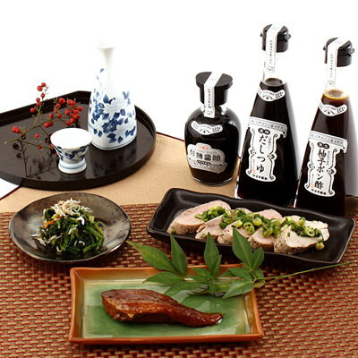 調味料 二年間という時間と手間をかけてつくった ヤマチ醤油 蔵人セット （杉樽醤油、だしつゆ、柚子ポ ...