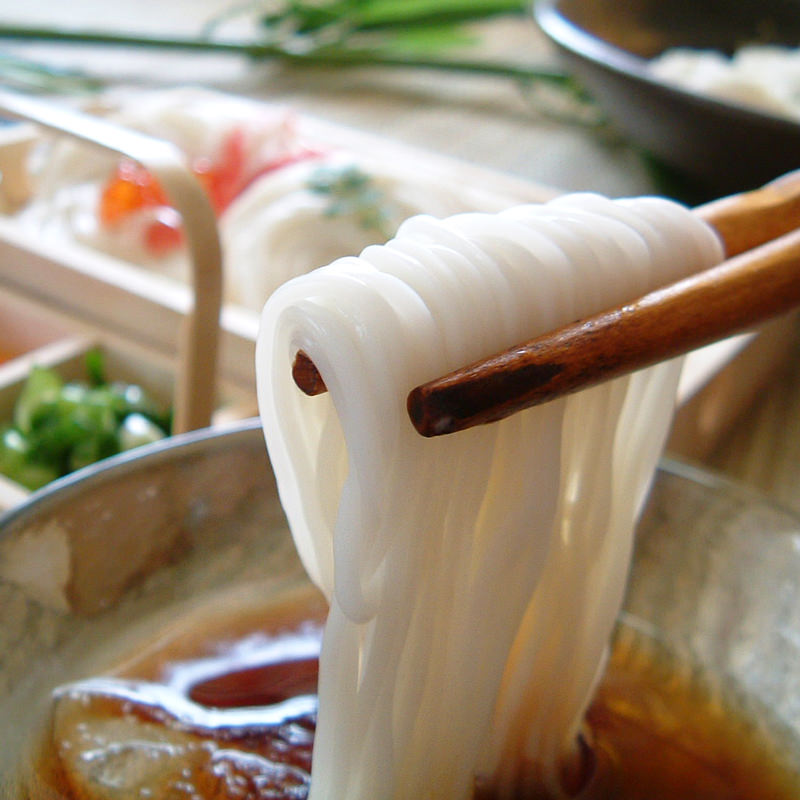 【素麺発祥の地で素麺一筋百年以上の歴史を持つ老舗の手延べ素麺。】平安時代から千三百年の伝統を今に受け継ぐ素麺発祥の地、奈良県桜井市三輪。この地で大正2年（1913年）に創業し、素麺一筋百年以上の歴史を持つ玉井製麺所の「ほんまもんの三輪素麺」をお届けします。 現在、三代目の「おもし（素麺師）」が中心になって、伝統の手延べ製法にて11月〜3月の寒期に製造し、天日干しで自然乾燥した素麺は、麺好きを唸らせる「コシと旨み」が特徴。三輪素麺の中でも、本物のみが掲げることのできるうまさの証「鳥居印」が刻印されています。伝統の寒製手延べ製法で作られた「ほんまもんの三輪素麺」をぜひご賞味ください。 【名称】麺類【数量・内容】2000g【仕様】掲載商品には、アレルギーの原因といわれる原材料を含んでいる場合がございます。 くわしくはお問い合わせフォームにてご連絡ください。【賞味期間】約500日【原材料】小麦粉、食塩、食用植物油類似商品はこちら手延べ三輪素麺 ほんまもんの三輪素麺 M-405,090円ほんまもんの三輪素麺 M-30 1.1kg木箱4,010円手延べ三輪素麺 M-天の川 2kg 木箱 高級7,250円そうめん 素麺 三輪そうめん 手延べ三輪素麺 6,170円M-天の川1kg木箱 玉井製麺所 奈良県 伝統4,550円M-芳醇1kg木箱 玉井製麺所 本物志向の方へ4,010円三輪そうめん 七福素麺 誉 紅白ギフトセット 4,762円三輪山本 手延べそうめん 華三彩 50g16束4,644円三輪そうめん 七福素麺 誉 セット 七福神 お4,740円新着商品はこちら2024/4/18クラムボン 冷やしクリームパン 7種 パン ク3,780円2024/4/18クラムボン 冷やしクリームパン 8種 パン ク4,320円2024/4/18クラムボン 冷やしクリームパン 10種 パン 4,860円再販商品はこちら2024/4/23尾西のひだまりパン プレーン 6個入6袋セット11,664円2024/4/23尾西のひだまりパン チョコ 6個入6袋セット 11,664円2024/4/23尾西のひだまりパン メープル 6個入6袋セット11,664円