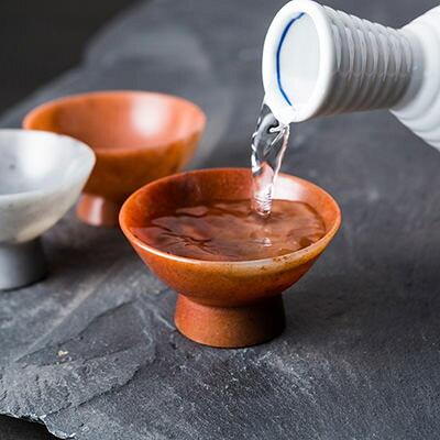 送料無料 酒器 ぎょく杯 百有余年伝承された精巧な職人技で、そろえる石を彫り、磨...