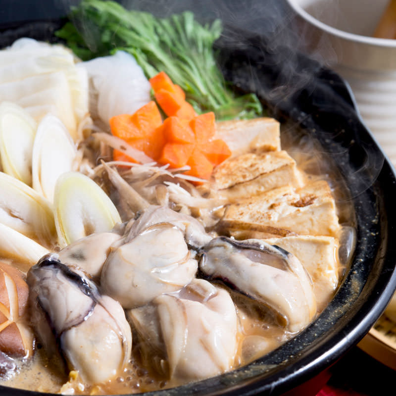 【旬の時期に急速冷凍された広島産かきに土手鍋用の調味みそとうどんをセットしました。】 全国かき生産量第一位を誇る広島県で大切に育んだかきがたっぷり入った土手鍋セットです。 「かきの土手鍋」とは、鍋のふちに味噌を塗りつけ、かきと豆腐や野菜を煮ながら食べる広島の郷土料理です。 調味みそがセットになっているので、お好みの野菜や豆腐を加えるだけでご家庭で簡単に、本格土手鍋が楽しめます。 味噌が染み込んだプリプリのかきはたまらない美味しさです！ そして鍋のしめには、かきのエキスがたっぷり出たスープにセットの冷凍うどんを入れてください。 スープの最後の一滴まで飲み干したくなる一品になること間違いありません。 【名称】お鍋 【数量・内容】冷凍うどん230g×2、冷凍かき300g×1、土手鍋用調味みそ150g×1 【賞味期間】冷凍180日 【原材料】どん【小麦粉、食塩、加工デンプン】、かき（広島県産）、土手鍋用調味みそ【みそ、みりん、醤油（大豆、小麦を含む）、果糖ブドウ糖液糖、砂糖、かきエキス、ちりめんエキス、かつお節粉末、酵母エキス、酒精】 【仕様】掲載商品には、アレルギーの原因といわれる原材料を含んでいる場合がございます。 くわしくはお問い合わせフォームにてご連絡ください。類似商品はこちらかきと林檎のグラタンとかきグラタンセット カキ7,756円かきグラタン 8個セット カキ 広島県産 牡蠣5,376円広島産かきフライ お取り寄せ グルメ 5,646円かきと林檎のグラタン 6個セット カキ 広島県9,076円広島産 大粒のかきフライ4,320円かなわ かき料理セット 詰め合わせ カキ 広島7,076円かなわ かき飯とかきフライセット 詰め合わせ 5,475円かなわ かき入りお好み焼きとかきフライセット 7,726円広島県産かきフライ 24粒 フライ 和風惣菜 3,780円新着商品はこちら2024/5/20豆酩 豆腐のもろみ漬け 3個セット 豆腐 発酵3,918円2024/5/20いちじくジャム2本と星イチジク1袋セット 2種3,045円2024/5/20M-天の川1kg木箱 玉井製麺所 奈良県 伝統4,550円再販商品はこちら2024/5/20送料無料 房子さんの 60g×6袋 あぐりの里2,583円2024/5/16富錦樹 フージンツリー 人気メニュー食べ比べセ10,900円2024/5/16石川のひとくち玄米チップス サクザク 25g×3,368円