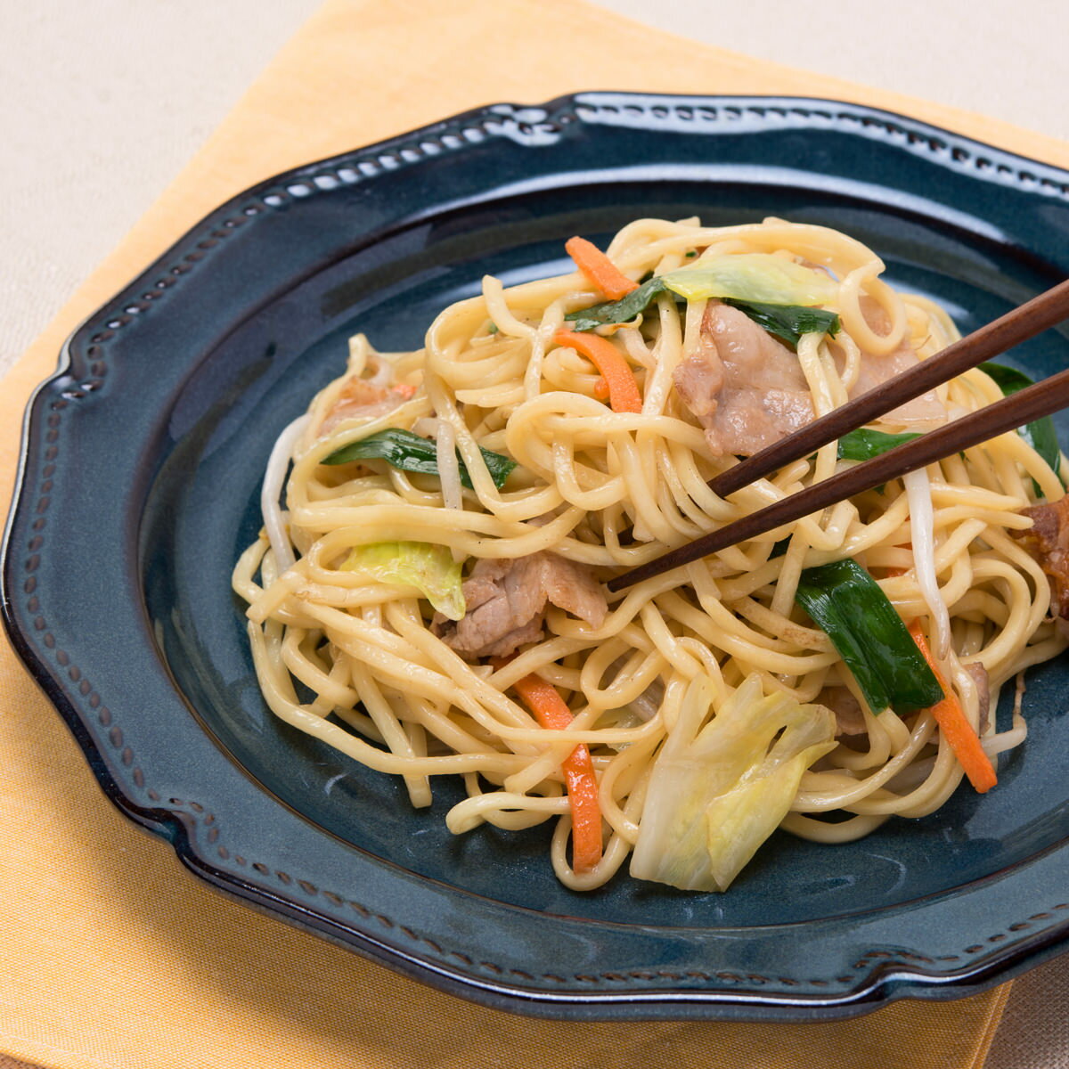 よく一緒に購入されている商品ソース焼きそば 中華味焼きそば 6食 セット 1,100円極太麺 讃岐うどん 6食 超もちもち さぬきう700円ソース焼きそば 中華味焼きそば 3食 セット 745円【モチモチ麺が美味しい本格上海焼きそばの味わいをご家庭で】本格上海焼きそばの味わいをご家庭で。食べ応えのあるモチモチ麺でランチにも夜食にも人気の中華味焼きそばです。・商品到着後は直射日光、高温多湿を避けて保存して下さい。・本品製造工場ではそば粉を含む製品を製造しています。・めんは一度ゆでてからお召し上がりください。そのままの水洗いでは召し上がれません。・調理には熱湯を使用します。十分注意してください。・品質保持のため、酒精(アルコール)等の添加物を使用しています。開封時や調理後の製品にも酸味臭を感じる場合がありますが、品質上問題はありません。【名称】麺類【数量・内容】中華太麺100g・ソース×6食【賞味期間】出荷日より30日程度【原材料】【麺】小麦粉（国内製造）、食塩／酒精、かん水、貝Ca、クチナシ色素、加工でん粉 【ソース】食用油脂、オイスターソース、発酵調味料、食塩、しょうゆ、たん白加水分解物、チキンエキス、醸造酢、胡椒、香辛料／調味料（アミノ酸等）、酒精、カラメル色素、増粘剤（キサンタンガム）、ビタミンB1、（一部に小麦・卵・大豆・豚肉・鶏肉・ごまを含む）【仕様】掲載商品には、アレルギーの原因といわれる原材料を含んでいる場合がございます。 くわしくはお問い合わせフォームにてご連絡ください。類似商品はこちら上海焼きそば 中華味焼きそば 3食 セット や745円ソース焼きそば 中華味焼きそば 6食 セット 1,100円ソース焼きそば 中華味焼きそば 3食 セット 745円XO醤入上海風炒め焼きそば 7袋 焼きそば 惣7,484円XO醤入上海風炒め焼きそば 3袋 焼きそば 惣4,460円八郎めん 男鹿しょっつる焼きそば 12食セット4,600円仙台味噌焼きそば 2食入4袋 焼きそば 麺類 2,828円仙台味噌焼きそば 2食入2袋 焼きそば 麺類 2,072円富士宮やきそば 12食セット 12食 詰合せ 4,536円新着商品はこちら2024/4/18クラムボン 冷やしクリームパン 7種 パン ク3,780円2024/4/18クラムボン 冷やしクリームパン 8種 パン ク4,320円2024/4/18クラムボン 冷やしクリームパン 10種 パン 4,860円再販商品はこちら2024/4/23尾西のひだまりパン プレーン 6個入6袋セット11,664円2024/4/23尾西のひだまりパン チョコ 6個入6袋セット 11,664円2024/4/23尾西のひだまりパン メープル 6個入6袋セット11,664円