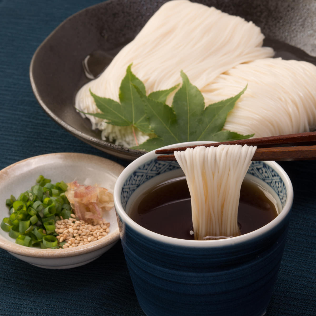 【職人がこだわり抜いてつくり上げた素麺と合わせだしのセット。】長崎県南島原市の島原「そうめんの山道」から、国産小麦100%の手延べそうめんと合わせだしパックの詰め合わせをお届けします。高級そうめんギフトといえば麺つゆとのセットが定番ですが、麺つゆの好みは千差万別。せっかくの感謝の品にご満足いただけなかったら残念ですよね。そこで、どこのご家庭でもきっと重宝する「本格・合わせだしパック」とセットにしました。そうめん用には、使い慣れたお醤油で、自分好みの麺つゆが手づくりできる「プロ直伝・麺つゆレシピ」をお付けしています。「合わせだしパック」は、海と山の旨みを凝縮した本格派。薩摩の鰹節職人がこだわり抜いてつくった鰹節の最高峰「本枯節」に、「鹿児島県産 鯖節」、「熊本県牛深産 鰯節」、「北海道産 昆布」、「国産原木栽培・椎茸」の厳選した5種類の国産素材のみを使用して絶妙なバランスで配合したプロ並みの本格だしがパックひとつで手軽に味わっていただけます。化学調味料や保存料、食塩など一切無添加。毎日のお味噌汁をはじめ、どんな料理にも塩分を気にせずお使いいただけます。手延べそうめんは、国産小麦の麺づくりにこだわり続ける、島原「そうめんの山道」本多勇三さん渾身の逸品です。本多さん自ら厳選した九州産小麦と北海道産小麦を独自比率でブレンドした国産小麦100%、塩は長崎県崎戸産、塗付油には貴重な国産こめ油を使用するこだわり様です。丸二日間におよぶ長時間熟成を経て仕込まれたおそうめんは、国産小麦のふくよかな風味、口当たりスルリと滑らかでモッチリとしたコシの強さは他に類をみない美味しさです。「近道をせず、山道をゆくがごとく、一歩ずつ・・・。」と語られる本多さん。その言葉通り、つくり手の想いが込められた絶品の味わいを本格手づくりつゆでお召し上がりください。お中元やお歳暮などのご贈答に、上品で和モダンなパッケージもお奨め。使い勝手や保存に便利な小袋入りで、お裾分けにも重宝します。先様への心遣いも忘れない、そんな素麺ギフトです。【名称】麺類【数量・内容】手延べそうめん（50g×5束×6P）、だしパック（8g×10包）【賞味期間】製造日より手延べそうめん：3年、だしパック：1年【原材料】【手延べそうめん】小麦粉（小麦（国産））、塩、食用植物油、澱粉 【だしパック】鰹節（鹿児島県産・本枯節）、鯖節（鹿児島県産）、鰯節（熊本県産）、昆布（北海道産）、椎茸（国産原木栽培）【仕様】掲載商品には、アレルギーの原因といわれる原材料を含んでいる場合がございます。 くわしくはお問い合わせフォームにてご連絡ください。類似商品はこちらそうめん 島原手延べそうめん そうめんの山道 6,250円うどん ギフト 手延べうどん 詰合せ 山道うど5,494円うどん ギフト 手延べ 饂飩 出汁 セット 国4,565円いろいろそうめん 5箱セット そうめん 詰め合6,300円いろいろそうめん 3箱セット そうめん 詰め合4,140円半田手延べそうめん 半田そうめん 徳島阿波名産6,035円手延べ三輪そうめん 3,160円送料無料 北室白扇 半田手延べそうめん 素麺 7,436円手延べ三輪そうめん 2,610円新着商品はこちら2024/5/16かね七 富山湾産白えびピクルス詰合せ※北海道・4,062円2024/5/16岩手 けせんの海※北海道・沖縄・離島 お届け不5,346円2024/5/16徳島クルス※北海道・沖縄・離島 お届け不可5,346円再販商品はこちら2024/5/16富錦樹 フージンツリー 人気メニュー食べ比べセ10,900円2024/5/16石川のひとくち玄米チップス サクザク 25g×3,368円2024/5/16屋久島そだちのフルーツゼリー シャリプニ 853,719円