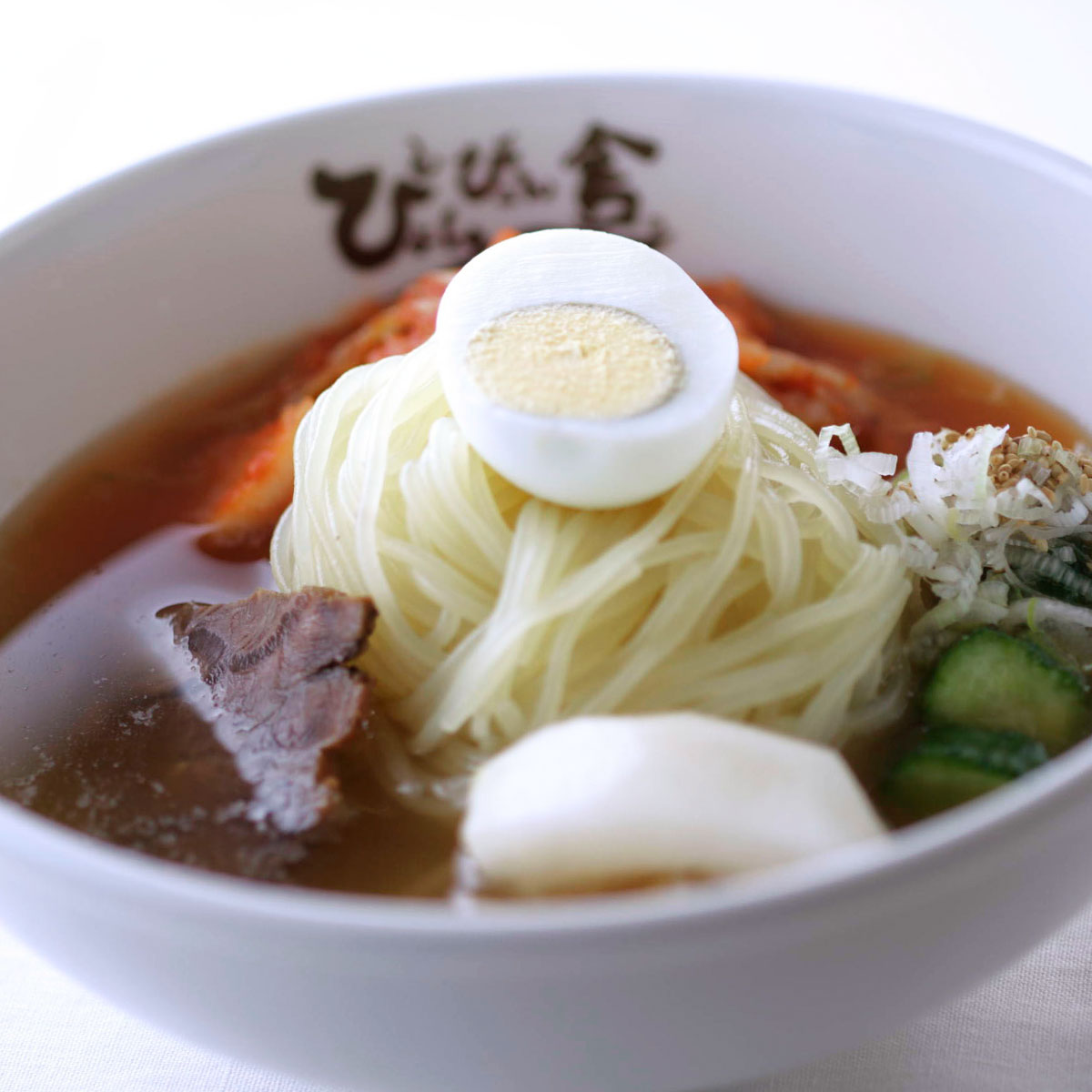 もちもちとした弾力とつるりとした食感の本格生めんに、牛骨ベースのコク深いストレートスープと、爽やかな酸味の冷麺専用キムチの相性が抜群。 麺とスープとキムチが奏でる三位一体の調和が絶妙です。【名称】麺類【数量・内容】（麺150g×2、スープ160g×2、キムチ40g×2、酢5g×2、ごま1g×2）×3袋【賞味期間】製造日含め12日間【原材料】【麺】澱粉、小麦粉、食塩／重曹 【スープ】牛骨、牛肉、醤油、みりん、鶏肉、砂糖、鶏ガラ、食塩、長葱、ごま油、昆布、かつお削りぶし／調味料（アミノ酸等） 【キムチ】大根、キャベツ、りんご、食塩、唐辛子、すりにんにく、水あめ、生姜、砂糖／調味料（アミノ酸等） 穀物酢、ごま【仕様】掲載商品には、アレルギーの原因といわれる原材料を含んでいる場合がございます。 くわしくはお問い合わせフォームにてご連絡ください。類似商品はこちら盛岡冷麺ピビン冷麺スペシャル4食詰合せ5,626円盛岡冷麺 10食 スープ付 盛岡 冷麺 セット2,500円盛岡冷麺スペシャル4食セット5,463円盛岡冷麺じゃじゃ麺セット4,158円つるしこ 盛岡冷麺 プレミアムセット 6食入 7,385円つるしこ特製 盛岡冷麺セット 6食入 冷麺 冷6,413円つるしこ 特濃豆乳冷麺セット 6食入 冷麺 冷6,089円つるしこ 東京冷麺セット 6食入 冷麺 冷凍 7,601円つるしこベジタブルスープ冷麺セット 6食入 冷6,089円新着商品はこちら2024/5/16かね七 富山湾産白えびピクルス詰合せ※北海道・4,062円2024/5/16岩手 けせんの海※北海道・沖縄・離島 お届け不5,346円2024/5/16徳島クルス※北海道・沖縄・離島 お届け不可5,346円再販商品はこちら2024/5/16富錦樹 フージンツリー 人気メニュー食べ比べセ10,900円2024/5/16石川のひとくち玄米チップス サクザク 25g×3,368円2024/5/16屋久島そだちのフルーツゼリー シャリプニ 853,719円