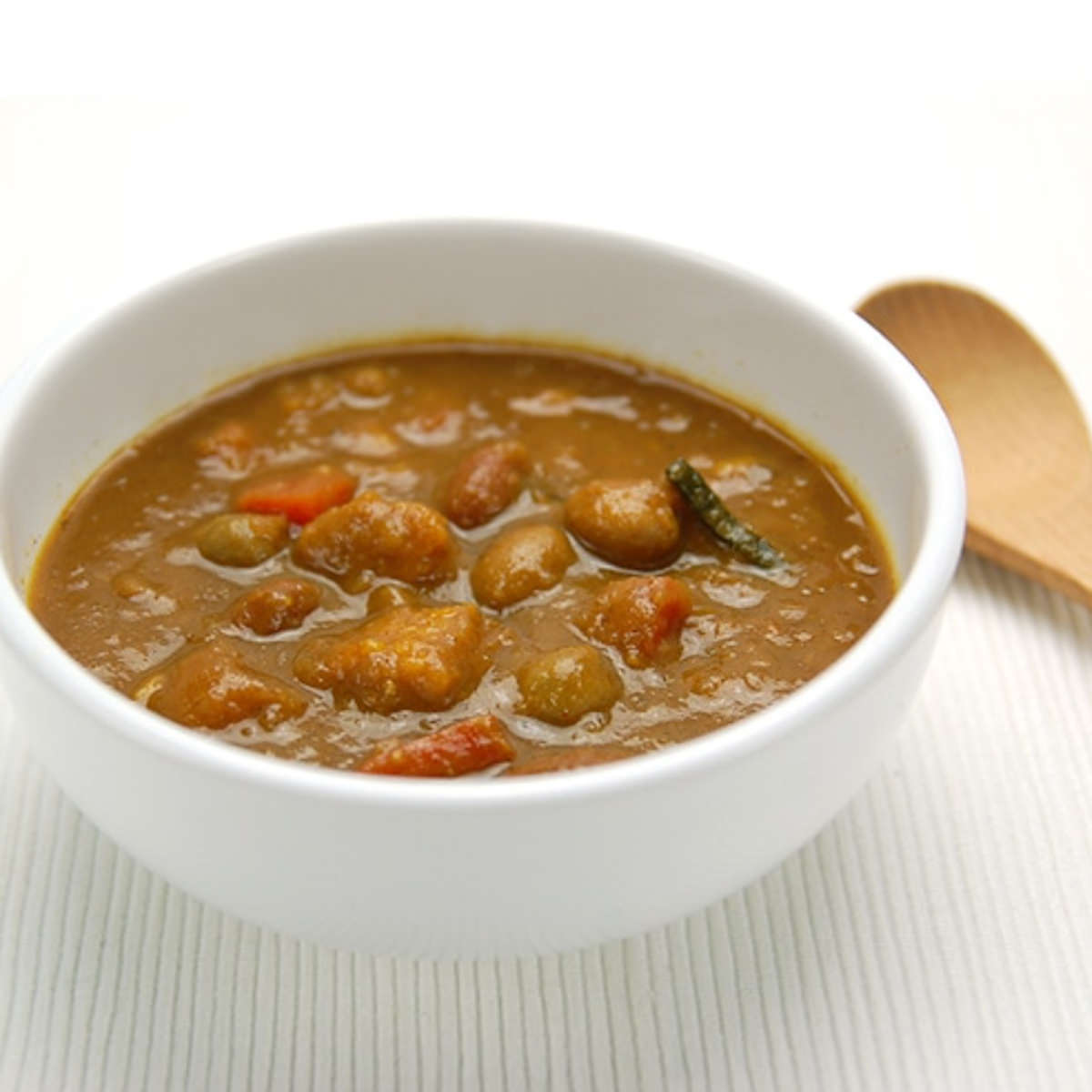カレー 送料無料 [ばあちゃん本舗] 宮崎県産しいたけとベーコンカレー 200g /椎茸 レトルトカレー 宮崎県産 きのこカレー ベーコンカレー 手軽 瀬口しいたけ パウチ レトルトパウチ 霧島連山 創業100年 凝縮