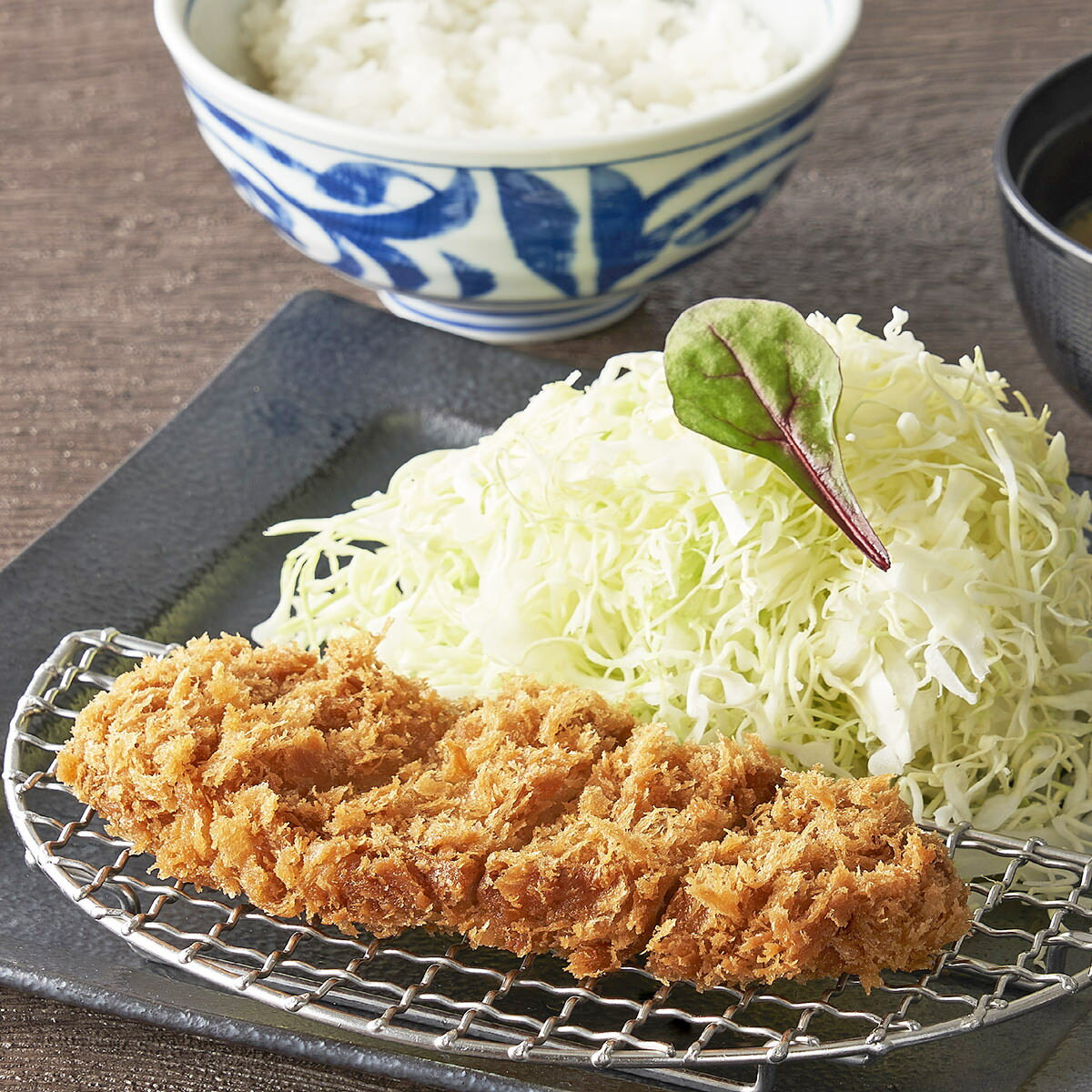 とんかつの名店「とんかつまい泉」のヒレかつ・ロースかつ各8枚セットです。豚肉は口に入れたときに濃厚な味わいが広がり、後味はさっぱりしているのが特徴。肉繊維を手作業で叩いてほぐし、ジューシーでやわらかに仕上げました。冷凍でお届けします。調理の際は、凍ったままの状態で170〜180度の油で揚げてください。 【とんかつまい泉】 1965年創業。カウンター席のみの小さなお店からスタートし、現在では海外も含め90店舗以上展開しています。「箸で切れるやわらかなとんかつ」にこだわり、豚肉からパン粉、揚げ油、ソースに至るまで、食材に一切妥協せずにとんかつを作り続けています。【名称】豚ヒレかつ・豚ロースかつ(未加熱)【数量・内容】ヒレ160g(80g×2枚)・ロース220g(110g×2枚入)×各4袋【賞味期間】出荷日含む90日間【原材料】＜まい泉のヒレかつ＞ 豚肉(アメリカ産)、衣(パン粉、小麦粉、砂糖、食塩、卵粉末、全粉乳、香辛料、酵母エキス)/加工澱粉、増粘多糖類、クチナシ色素、イーストフード、乳化剤、V.C、(一部に小麦・卵・乳成分・大豆・豚肉を含む) ＜まい泉のロースかつ＞ 豚肉(アメリカ産)、衣(パン粉、小麦粉、砂糖、食塩、卵粉末、全粉乳、香辛料、酵母エキス)/加工澱粉、増粘多糖類、クチナシ色素、イーストフード、乳化剤、V.C、(一部に小麦・卵・乳成分・大豆・豚肉を含む)【仕様】掲載商品には、アレルギーの原因といわれる原材料を含んでいる場合がございます。 くわしくはお問い合わせフォームにてご連絡ください。類似商品はこちらまい泉のヒレかつ 詰合せ 160g×4袋 肉惣6,229円まい泉のロースかつ 詰合せ 220g×4袋 肉6,229円まい泉のとんかつソース 200ml×12 とん6,108円まい泉のかつカレー専用ソース 20袋セット カ6,688円三元豚ローストンカツ 5個入2袋 惣菜 とんか5,184円牛肉と豚肉の惣菜 セット 2種 詰合せ 惣菜 4,752円ぐんま麦豚ロース 糀漬セット味付け肉 豚肉 群4,071円元祖みたけとんちゃん アソートセット 2種 詰3,780円鈴なり 国産豚の角煮・岩手がもロース煮 セット5,550円新着商品はこちら2024/5/16かね七 富山湾産白えびピクルス詰合せ※北海道・4,062円2024/5/16岩手 けせんの海※北海道・沖縄・離島 お届け不5,346円2024/5/16徳島クルス※北海道・沖縄・離島 お届け不可5,346円再販商品はこちら2024/5/16富錦樹 フージンツリー 人気メニュー食べ比べセ10,900円2024/5/16石川のひとくち玄米チップス サクザク 25g×3,368円2024/5/16屋久島そだちのフルーツゼリー シャリプニ 853,719円