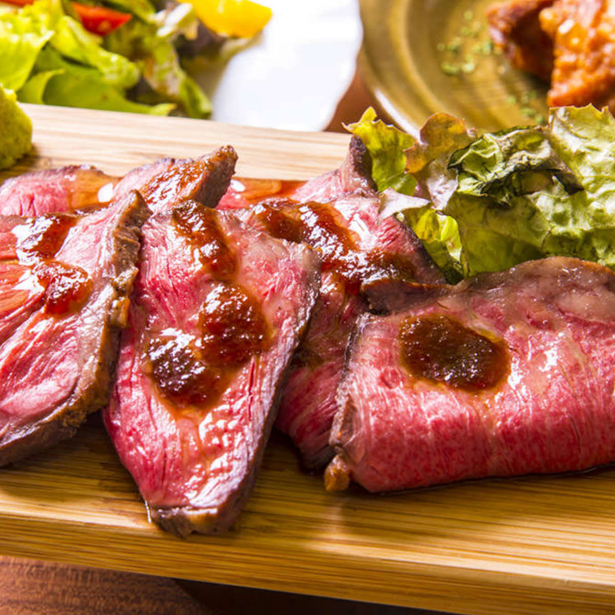 国産牛ローストビーフ 300g ローストビーフ 惣菜 冷凍 おかず 国産 国産牛 肉惣菜 牛肉 国内産 塊肉 ステーキ ごちそう パーティー 大阪 松商