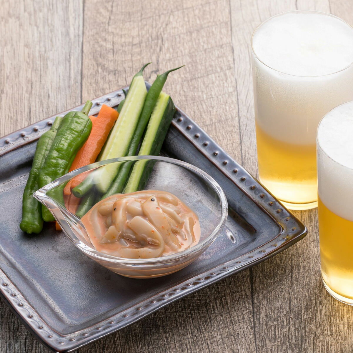 いか刺身専門店がつくった「ビールを楽しむいかの塩辛 減塩 プレミアムいか塩辛 ブラック 3個セット」です。丁寧に皮をむいて正肉のみで仕上げています。ブラック、レッドペッパーなどの辛さがビールによく合います。ステック野菜などのおつまみのトッピングにもおすすめです。減塩にこだわり、日本食品標準成分表2015年版(七訂)記載「塩辛」と比較して65％塩分をカットしました。化学調味料、増粘多糖類、着色料などの添加物を一切使用していない無添加食品です。新鮮素材で鮮度管理されたいかは、肝も生で食べられる鮮度レベルで、生臭みやえぐみが全くなくいかの身と肝のおいしさを感じていただけます。食べきりサイズの小分けパックです。ご飯のお供に、お酒のおつまみにもおすすめです。とろりとした滑らかな口当たりがあらゆる日本酒に良く合います。【名称】いかの塩辛【数量・内容】70g×3【賞味期間】製造日より18か月【原材料】するめいか(国産)、いか肝、食塩、醤油、植物油、香辛料、(一部に小麦・いか・大豆を含む)【仕様】掲載商品には、アレルギーの原因といわれる原材料を含んでいる場合がございます。 くわしくはお問い合わせフォームにてご連絡ください。類似商品はこちら減塩 プレミアムいか塩辛 ホワイト 3個セット3,520円減塩 プレミアムいか塩辛 グリーン 3個セット3,520円減塩 プレミアムいか塩辛 食べくらべセット 33,520円減塩 プレミアムいか塩辛 レッド 3個セット 3,520円減塩 プレミアムいか塩辛 ブラック イカ 冷凍2,775円減塩 プレミアムいか塩辛 ブラック 2個 イカ4,395円減塩 プレミアムいか塩辛 ホワイト イカ 冷凍2,775円減塩 プレミアムいか塩辛 レッド イカ 冷凍 2,775円減塩 プレミアムいか塩辛 グリーン イカ 冷凍2,775円新着商品はこちら2024/5/10岡山のり 早摘み 詰合せ 2種セット 味付のり3,900円2024/5/10岡山のり 烏城ブラック 焼きのり 詰合せ 5個3,500円2024/5/10岡山若のり 味付のり 3種セット 味付けのり 1,500円再販商品はこちら2024/5/10南州農場黒豚ちまき 12個 詰合せ ちまき 惣5,205円2024/5/10南州農場黒豚ちまき 21個 詰合せ ちまき 惣8,532円2024/5/10パルフェ グランデ 3種セット パフェ ケーキ3,960円