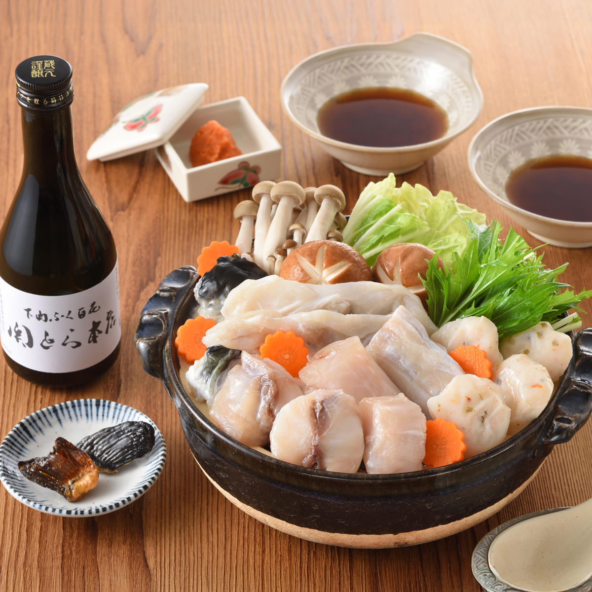 「下関 関とら本店 ふくちり 日本酒 焼きヒレ セット」は、ふぐの味を存分に堪能できる鍋セットとお酒の贅沢な詰め合わせです。ふぐの本場、山口県下関の職人が見極めたふくを豪快に捌いた「ふくちり」は、ふぐならではのぷりっとした食感、濃厚な旨み、奥深い味わいを楽しめます。「関とら本店オリジナル吟醸酒」は、冷酒でも熱燗でも美味しく飲める逸品。香ばしく焼き上げた「とらふぐ焼きヒレ」を合わせることで、とらふくヒレの風味がしっかりと溶け込んだ本格的なヒレ酒をお楽しみいただけます。熱々のふぐ鍋をつつきながら、芳醇な香りのヒレ酒をすする格別のひとときをご提供します。特別な日の食卓におすすめの贅沢なセットです。※お酒20歳になってから。妊娠中や授乳期の飲酒は胎児・乳児の発育に影響を与える恐れがあるので気をつけましょう。飲酒運転は法律で禁止されています。【名称】ふぐ鍋と清酒詰合せ【数量・内容】ふぐちり(シロサバフグ切身、トラフグアラ)200g、ふぐつみれ40g、日本酒(関とら本店)300ml、ふくポン酢10g×2、もみじおろし10g×2、とらふぐ焼きヒレ2枚【賞味期限】出荷日含め80日【原材料】原料ふぐの種類(標準和名：トラフグ、シロサバフグ)日本酒(米(国産)、米こうじ(国産米)、醸造アルコール)、ちり(加熱用)(トラフグ(長崎県産、熊本県産:養殖)、シロサバフグ(福岡県産、長崎県産))、ふぐつみれ(魚肉(スケソウダラ、イトヨリダイ)、トラフグ皮、馬鈴薯澱粉、小麦澱粉、食塩、ねぎ、人参、唐辛子/保存料(ソルビン酸、しらこ蛋白)、調味料(アミノ酸等)、甘味料(甘草、ステビア)、(一部に小麦・さけ・大豆を含む))、ふくポン酢(醤油、柑橘果汁(橙、かぼす)、醸造酢、米発酵調味料、かつおエキス、昆布エキス、食塩/調味料(アミノ酸等)、(一部に小麦・大豆を含む))、もみじおろし(大根、澱粉、唐辛子、こんにゃく粉、梅酢)、とらふぐ焼きヒレ(トラフグ(国産))【アルコール】関とら本店　15％【アレルギー情報】掲載商品には、アレルギーの原因といわれる原材料を含んでいる場合がございます。 くわしくはお問い合わせフォームにてご連絡ください。類似商品はこちら下関 関とら本店 ふくちり 鍋セット ポン酢 3,780円下関 関とら本店 天然ふく刺身 日本酒 焼きヒ5,400円下関 ふぐ屋 やまにし とらふぐ 刺身 鍋 ヒ7,500円とらふくちり鍋セット 約3人前 鍋セット ふぐ10,800円ふく料理フルコース 約4、5人前 刺身 鍋セッ32,400円とらふく料理 約3人前 刺身 鍋セット ふぐ鍋16,200円とらふく料理セット 約4、5人前 詰合せ 刺身27,000円ふく料理フルコース 約3、4人前 詰合せ 刺身21,600円とらふくちり鍋 セット 約4人前 鍋セット ふ16,200円新着商品はこちら2026/10/19やま磯 味のり 卓上バラエティセット ギフト 4,060円2026/10/19みのり工房 みちのく寒流のり 鹿児島茶 煎茶 4,060円2026/10/19みのり工房 みちのく寒流のり 鹿児島茶 上煎茶5,121円再販商品はこちら2026/10/20純系名古屋コーチン100％ ボーンブロススープ7,344円2026/10/20純系名古屋コーチン100％ ボーンブロススープ10,044円2026/10/18SWAN conee かき氷器23,045円