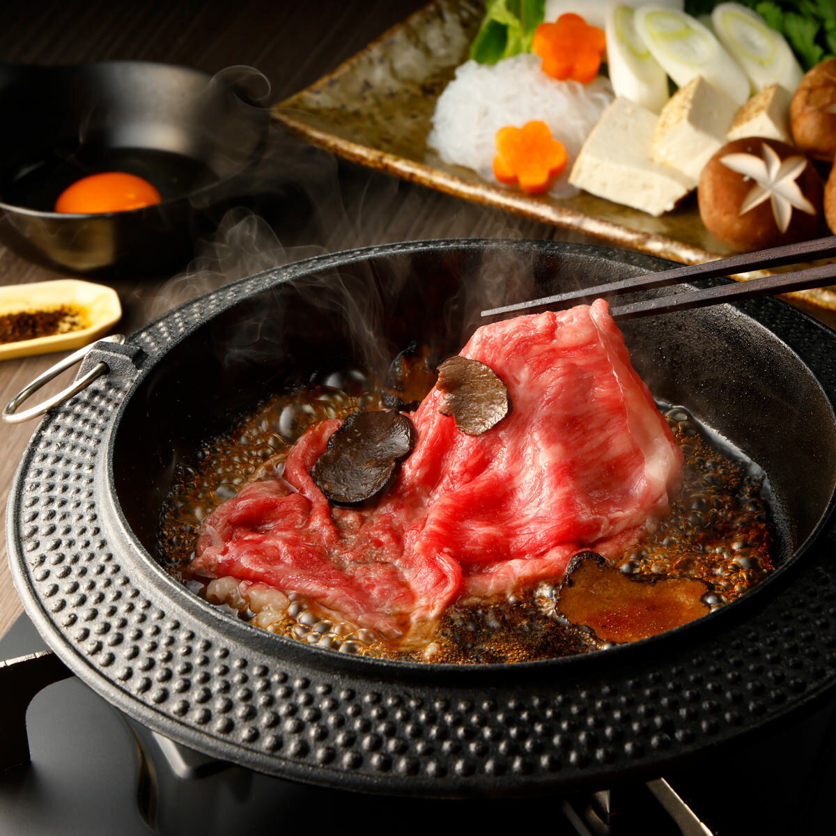 香味小堂 鹿児島県産 黒毛和牛 トリュフ すき焼き ギフト 化粧箱入り すき焼きセット 冷凍 牛肉 もも肉 和牛 黒トリュフ オイル漬【沖縄県・離島 配送不可】