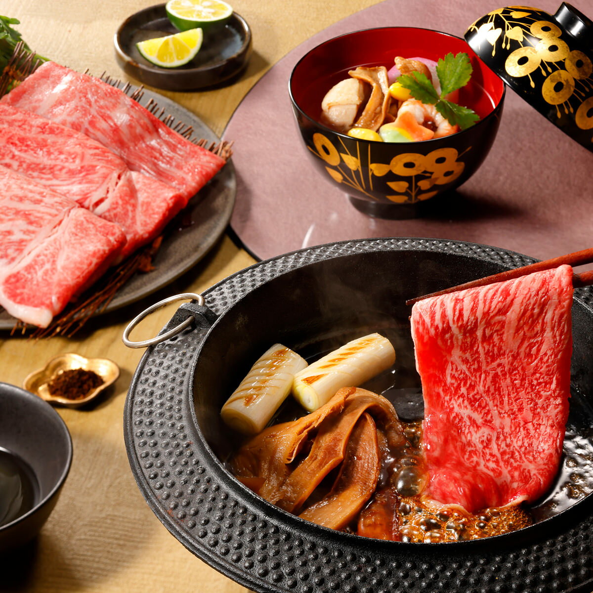 香味小堂 鹿児島県産 黒毛和牛 松茸 すき焼き 椀種 2～3人前 ギフト すき焼きセット 冷凍 牛肉 もも肉 和牛 まつたけ 汁物【沖縄県・離島 配送不可】