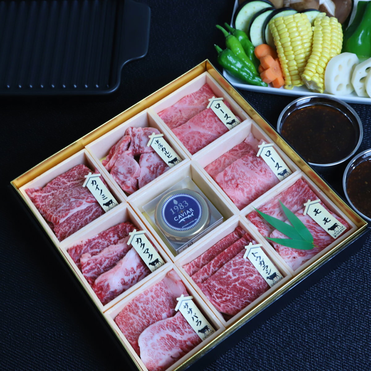 「鹿児島黒牛 焼肉用 8種詰合せ キャビア付き 贅沢おもてなし御膳」は、鹿児島県産黒毛和牛のトップブランド「鹿児島黒牛」の希少な部位をはじめバラエティー豊かなおいしさが味わえる焼き肉セットです。記念日のお祝いやご褒美グルメにふさわしいお肉の詰め合わせ。お好みでキャビアをのせて豪華な焼き肉をお楽しみください。 【鹿児島黒牛】日本一の和牛産地・鹿児島で品種改良を重ねて誕生した黒毛和牛です。第12回全国和牛能力共進会にて最高評価の内閣総理大臣賞を受賞しました。 ※希少部位は、カイノミ・ササバラ・ミスジ・トウガラシ・中落ちカルビ・カルビ・カクマク・三角バラのいずれかが入ります。おまかせのためご指定いただけません。【名称】牛肉(冷凍)、キャビア【数量・内容】黒牛ロース肉80g×2、黒牛モモ肉80g×1、黒牛希少部位80g×5(カイノミ・ササバラ・ミスジ・トウガラシ・中落ちカルビ・カルビ・カクマク・三角バラのいずれか)、キャビア20g×1 ※希少部位はおまかせの為ご指定いただけません。【賞味期間】出荷日から30日【原材料】鹿児島黒牛(鹿児島県産)、ベステルチョウザメ魚卵(宮崎県産)、食塩【仕様】掲載商品には、アレルギーの原因といわれる原材料を含んでいる場合がございます。 くわしくはお問い合わせフォームにてご連絡ください。類似商品はこちら鹿児島黒牛・米沢牛 焼肉用 5種詰合せ キャビ54,000円鹿児島県産黒毛和牛 焼肉用 7種詰合せ 贅沢お32,400円米沢牛・鹿児島県産黒毛和牛・黒豚 焼肉用 1354,000円鹿児島県産黒毛和牛 焼肉用 5種詰合せ 贅沢お28,080円鹿児島県産黒毛和牛・黒豚 焼肉用 7種詰合せ 22,680円鹿児島県産黒毛和牛・黒豚 焼肉用 5種詰合せ 17,280円鹿児島県産黒毛和牛・米沢牛 すき焼き用 4種詰32,400円米沢牛・鹿児島県産黒毛和牛 すき焼き用 5種詰28,080円米沢牛・鹿児島県産黒毛和牛 すき焼き用 5種詰22,680円新着商品はこちら2024/5/10岡山のり 早摘み 詰合せ 2種セット 味付のり3,900円2024/5/10岡山のり 烏城ブラック 焼きのり 詰合せ 5個3,500円2024/5/10岡山若のり 味付のり 3種セット 味付けのり 1,500円再販商品はこちら2024/5/10南州農場黒豚ちまき 12個 詰合せ ちまき 惣5,205円2024/5/10南州農場黒豚ちまき 21個 詰合せ ちまき 惣8,532円2024/5/10パルフェ グランデ 3種セット パフェ ケーキ3,960円