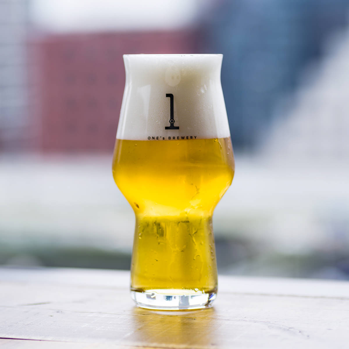 「ONE’s KLS」は、ONE’s BREWERYが作る定番の発泡酒です。ONE’s BREWERYは、大阪市西区で2019年1月より製造をスタートしました。飲みやすい味わいを求めて、繊細で丁寧な醸造を心がけています。KLS（ケルンスタイルケルシュ）は、すっきりとした口当たりとわずかに香る華やかさが特徴です。Japan Great Beer Awards 2023 銅賞、International Beer Cup 2021 銅賞、Japan Great Beer Awards 2020 金賞。 ※アルコール度数4.5％【名称】発泡酒【数量・内容】330ml×8【賞味期間】出荷日より28日以上【原材料】麦芽(ドイツ製造)、ホップ/カラギナン【仕様】こちらの商品は、沖縄・離島へのお届けができません。ご注文いただきましてもキャンセルとさせていただきます。予めご了承ください。【仕様】掲載商品には、アレルギーの原因といわれる原材料を含んでいる場合がございます。 くわしくはお問い合わせフォームにてご連絡ください。類似商品はこちらONE’s KLS 8本セット 発泡酒 飲み比5,130円ONE’s AMB 8本セット 発泡酒 飲み比5,700円ONE’s IPK 8本セット 発泡酒 飲み比5,700円ONE’s AMB 8本セット 発泡酒 飲み比5,130円ONE’s IPK 8本セット 発泡酒 飲み比5,130円ONE’s 定番3種8本セット 発泡酒 飲み比5,700円ONE’s 定番3種8本セット 発泡酒 飲み比5,130円ONE’s 定番3種24本セット 発泡酒 飲み14,080円ONE’s 定番3種24本セット 発泡酒 飲み12,672円新着商品はこちら2024/5/27うどん 半生うどん300g×9袋 老舗粉問屋が4,999円2024/5/27生麺・全国店主監修ラーメンセット 6種 詰め合4,990円2024/5/27生麺 秋田の麺家 秋田うどん 12食セット ご4,990円再販商品はこちら2024/5/29千歳　木柄クラシカルケトル※北海道・沖縄・離島10,879円2024/5/29備前焼　山天窯　棧切り　酒器揃※北海道・沖縄・10,879円2024/5/29ジャンヌ・エコール　着脱ハンドル鍋3点セット※11,000円