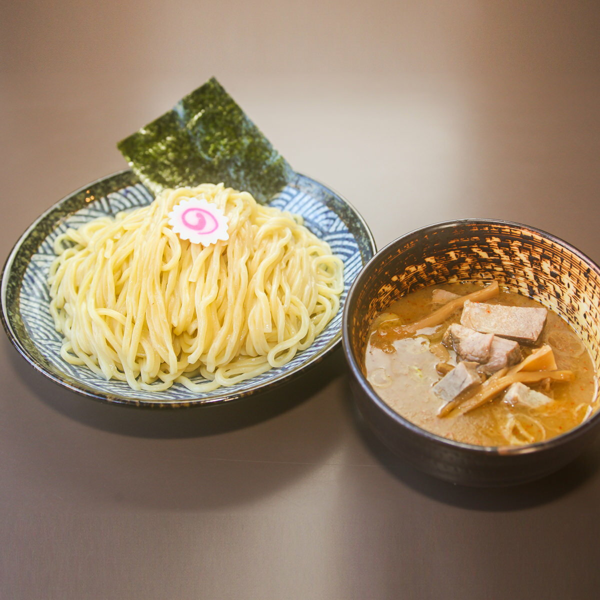 「麺彩房 つけ麺」は、創業百余年を迎える中野の老舗製麺所、大成食品の長い経験に裏付けられた確かな製麺技術で作られたこだわりの麺を自宅にいながらお楽しみいただける冷凍つけ麺です。熟練製麺技能士が厳選素材で仕込んだ麺は小麦の香り豊かで、ふっくら...