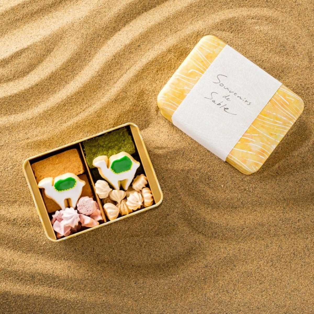 「トリの菓子 Souvenirs de sable サブレ缶」は、鳥取県の良質な素材を使用し、工房で丁寧に焼き上げたサブレ缶です。鳥取砂丘をテーマにし、缶に帯掛けしたラッピングには因州和紙を使用しています。高級感のある人気商品でプレゼント、ギフト、おみやげなど様々なシーンでお使いいただけます。 ＜バニラサブレ＞ほろほろとした食感とバターの風味が織りなす、優しい甘さのハーモニー。 ＜抹茶サブレ＞鳥取県産最高級抹茶の濃厚な旨味。大人の味覚にふさわしい逸品です。 ＜らくだのアイシングクッキー＞職人の手作業で丁寧に作られています。 ＜イチゴのメレンゲ＞新鮮ないちごの甘酸っぱさが広がる、微笑むような優しい味わい。 ＜ほうじ茶のメレンゲ＞軽やかでふんわりとした食感に、鳥取県産の上質なほうじ茶の風味が溶け込みました。【名称】焼菓子【数量・内容】バニラサブレ×6、抹茶サブレ×6、らくだのアイシングクッキー×2、イチゴのメレンゲ×8、ほうじ茶のメレンゲ×8【賞味期間】製造日から20日【原材料】バター(国内製造)、粉糖、コーンスターチ、米粉、加糖卵黄(卵黄、砂糖)、抹茶、塩、カスタードミックス(砂糖、脱脂粉乳、全脂粉乳、植物油脂、グルコースシロップ、乳蛋白/増粘(アルギン酸ンNa)、香料、着色料(カロチン)、バター、グラニュー糖、アーモンドパウダー、卵黄、薄力粉、卵白(国内製造)、レモン、ほうじ茶、いちごパウダー(一部に卵を含む)【仕様】掲載商品には、アレルギーの原因といわれる原材料を含んでいる場合がございます。 くわしくはお問い合わせフォームにてご連絡ください。類似商品はこちら銀座千疋屋 銀座焼きショコラサブレ 4種 詰合4,320円クッキー お花のリンツァーアウゲン 3缶セット9,001円クッキー お花のリンツァーアウゲン 2缶セット6,551円torinos 焼き菓子 7種詰め合わせ 洋菓4,640円torinos レモンケーキと焼き菓子 8種詰6,140円ア・ラ・カンパーニュ 焼菓子詰合せ 13個入 3,888円クッキー缶セット ウサギ花 丸缶2個角缶1個セ3,800円クッキー缶セット ウサギ花 丸缶3個角缶1個セ5,300円クッキー缶セット ウサギ赤テント 丸缶2個角缶3,800円新着商品はこちら2024/5/16かね七 富山湾産白えびピクルス詰合せ※北海道・4,062円2024/5/16岩手 けせんの海※北海道・沖縄・離島 お届け不5,346円2024/5/16徳島クルス※北海道・沖縄・離島 お届け不可5,346円再販商品はこちら2024/5/16富錦樹 フージンツリー 人気メニュー食べ比べセ10,900円2024/5/16石川のひとくち玄米チップス サクザク 25g×3,368円2024/5/16屋久島そだちのフルーツゼリー シャリプニ 853,719円
