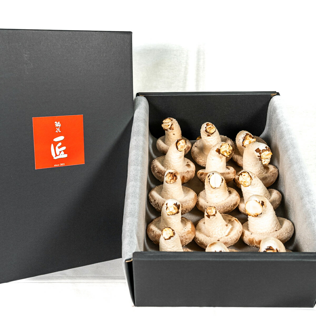 特別椎茸 鱗花 匠 15個 化粧箱入 しいたけ 肉厚 濃厚 菌床しいたけ 国産 秋田県 シイタケ き ...