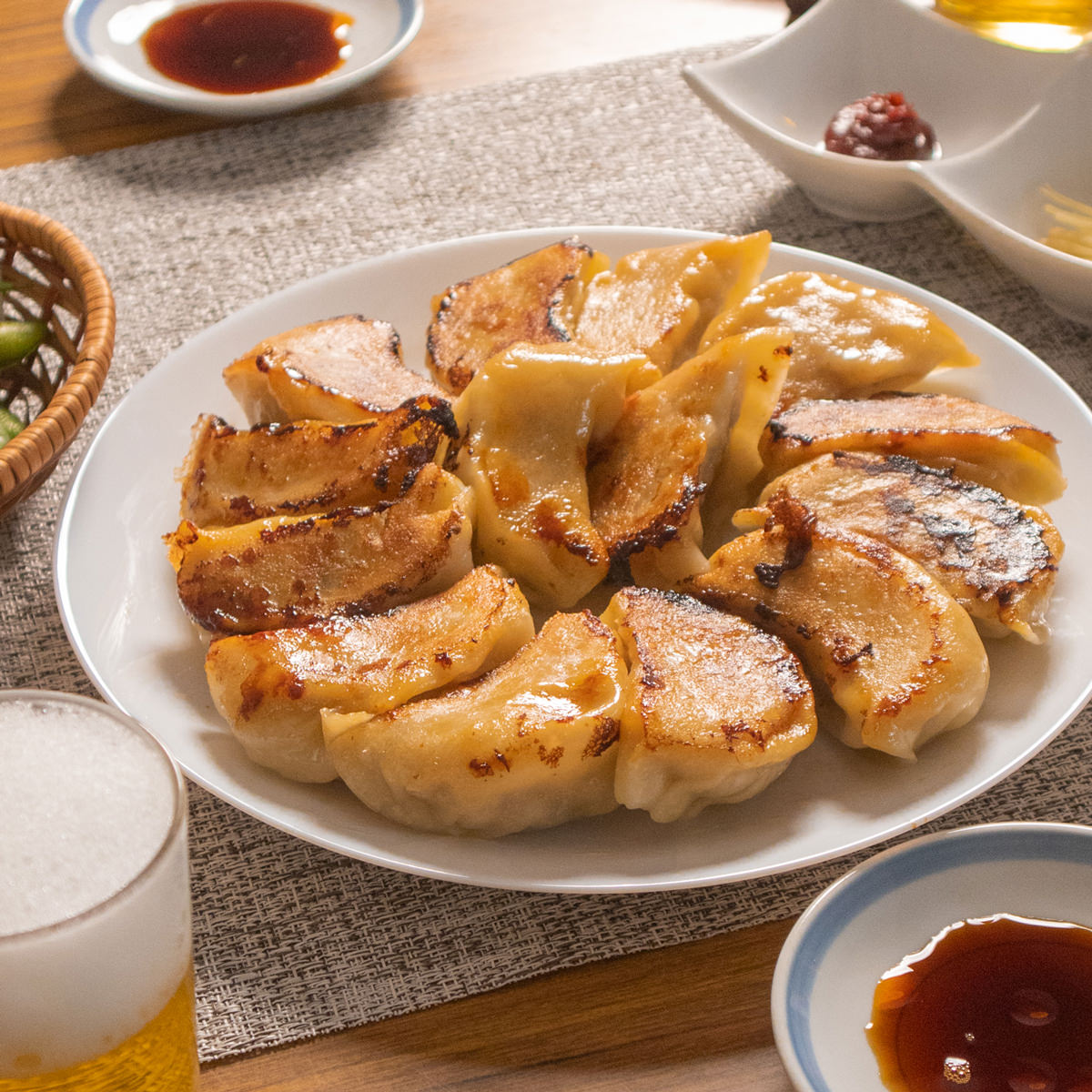 手包み ふらの餃子 20個入 餃子 冷凍 中華惣菜 おかず 北海道 富良野 ぎょうざ モチモチ おつまみ 手作り ギョーザ【沖縄県・離島 配送不可】