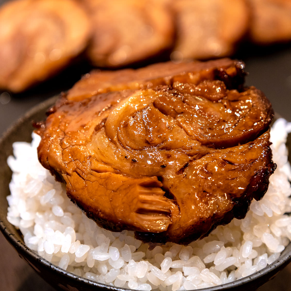 大人のチャーシュー 焼豚 グロワグロワ タレ付き 国産 肉惣菜 冷凍 焼き豚 真空パック お取り寄せ 東京 浅草 惣菜 豚肉 国産豚肩バラ肉 黒酢タレのサムネイル
