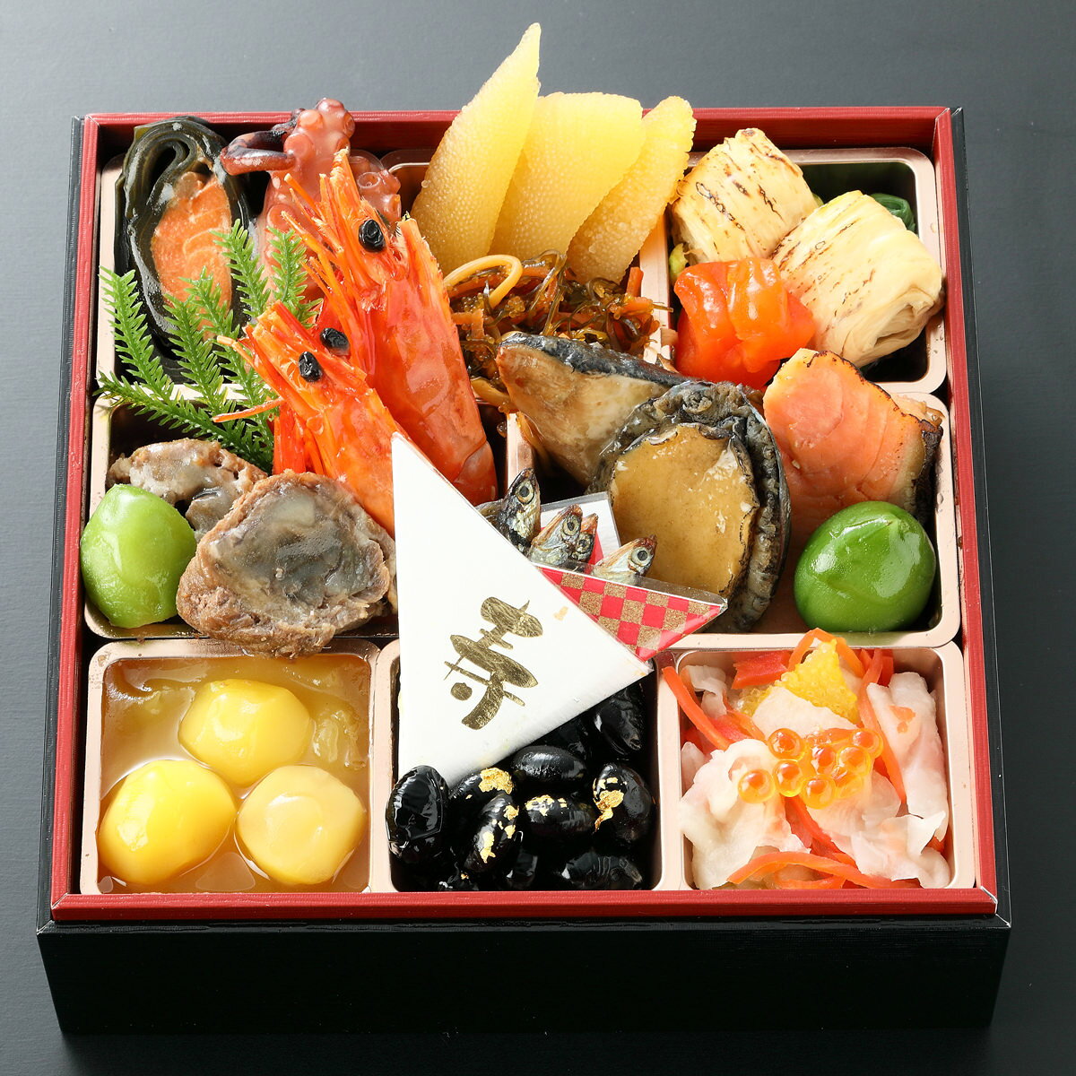 滋賀県琵琶湖のほとりで美味しい巻物を作り上げてきた”鮎家（あゆや）”の「おせち 一段重」です。古くから長きにわたって守り続けてきたからこそ、心ゆくまで美味しく召し上がれるものが完成しました。縁起物である海老や数の子などに加え、巻物の名店ならではの鮎家紅鮭昆布巻や牛ロールすき焼き風味なども詰め合わせています。ご家族、ご親戚、ご友人との新年の会食やパーティー席でも華を添えてくれる、彩り豊かな盛り付けにもこだわりました。小ぶりな折り箱にしてお届けするので、来客用として振る舞うのも好適です。解凍してそのままお召し上がりいただけます。解凍後は速やかにお召し上がりください。｛解凍方法｝冷蔵庫内で18〜24時間を目安に解凍してください（電子レンジ解凍不可）。直前に、室温程度の場所に1〜2時間置いていただくことでより美味しくお召し上がりいただけます。【名称】おせち料理【数量・内容】2人前(18品目)重箱：紙製1段重、外寸17×17×6.8cm(フタ込)【お品書き】鮎家紅鮭の昆布巻、蛸2本足煮付け、味付け数の子、松前漬、菜の花おひたし、一口焼き湯葉巻、花こんにゃく旨煮、若桃甘露煮、鮎家牛ロールすき焼き風味、海老艶煮、、味付田作、ぶり照り焼き、銀鮭西京焼、鮑味付け、鮑味付け、栗きんとん(芋金団、ミニマロン)、北海黒豆(金箔)、かぶらの甘酢漬(柚子入)、味付いくら【賞味期限】2027/1/31【配送不可地域】こちらの商品は、沖縄・離島へのお届けができません。ご注文いただきましてもキャンセルとさせていただきます。予めご了承ください。【特記事項】▼▼▼▼▼▼▼▼▼▼▼▼▼▼▼▼▼▼▼▼▼▼▼▼▼▼【ご注文の注意事項】※必ずご了承のうえご注文ください■2026年12月17日までの期間限定販売■ご注文内容に変更がある場合は12月17日までにご連絡ください。　それ以降の変更は承ることができません。■こちらの商品は12月29日または30日のお届け予定です。■複数個ご注文の場合は別々でのお届けとなります。■2026年12月25日〜2027年1月3日まで、カスタマーセンターは年末年始休業となります。　休業期間中のお問い合わせは、専用ダイヤル：06-6868-8720までお願いします。▲▲▲▲▲▲▲▲▲▲▲▲▲▲▲▲▲▲▲▲▲▲▲▲▲▲【アレルギー情報】掲載商品には、アレルギーの原因といわれる原材料を含んでいる場合がございます。 くわしくはお問い合わせフォームにてご連絡ください。類似商品はこちら滋賀 鮎家 おせち 二段重 2〜3人前 37品20,520円滋賀 鮎家 おせち 三段重 3〜4人前 46品27,000円南麻布 分とく山 監修 伝統と独創のおせち 一15,660円銀座 ポルトファーロ 洋風オードブル 一段重 12,960円京都 しょうざん 洋中おせち 桜蘭 一段重 214,040円京都 しょうざん 和風おせち 紙屋川 三段重 23,544円京都 しょうざん 和風おせち 千寿閣衣笠 三段11,880円京都 しょうざん 和風おせち 千寿閣 与段重 34,344円蔵王福膳 和風おせち 吉祥 三段重 約3人前 16,200円新着商品はこちら2026/10/19やま磯 味のり 卓上バラエティセット ギフト 4,060円2026/10/19みのり工房 みちのく寒流のり 鹿児島茶 煎茶 4,060円2026/10/19みのり工房 みちのく寒流のり 鹿児島茶 上煎茶5,121円再販商品はこちら2026/10/20純系名古屋コーチン100％ ボーンブロススープ7,344円2026/10/20純系名古屋コーチン100％ ボーンブロススープ10,044円2026/10/18SWAN conee かき氷器23,045円