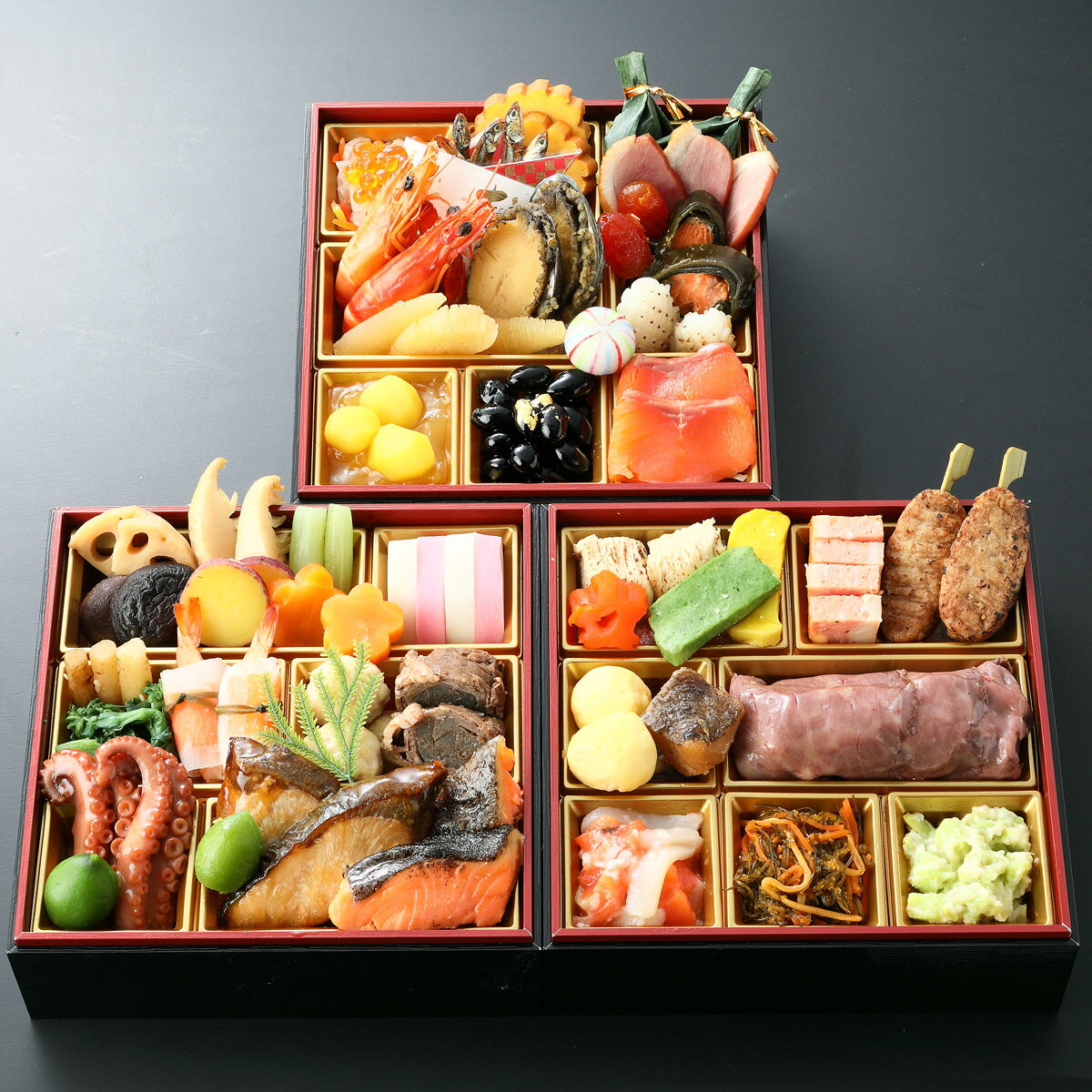 滋賀県琵琶湖のほとりで美味しい巻物を作り上げてきた”鮎家（あゆや）”の「おせち 三段重」です。古くから長きにわたって守り続けてきたからこそ、心ゆくまで美味しく召し上がれるものが完成しました。縁起物である海老や数の子などに加え、巻物の名店ならではの鮎家紅鮭昆布巻・鮎家牛ロール巻なども詰め合わせています。ご家族、ご親戚、ご友人との新年の会食やパーティー席でも華を添えてくれる、彩り豊かな盛り付けにもこだわりました。小ぶりな折り箱にしてお届けするので、来客用として振る舞うのも好適な三段重です。解凍してそのままお召し上がりいただけます。解凍後は速やかにお召し上がりください。｛解凍方法｝冷蔵庫内で18〜24時間を目安に解凍してください（電子レンジ解凍不可）。直前に、室温程度の場所に1〜2時間置いていただくことでより美味しくお召し上がりいただけます。【名称】おせち料理【数量・内容】3〜4人前(46品目)重箱：紙製3段重、外寸18×18×18cm(フタ込)【お品書き】＜一の重＞かぶらの甘酢漬、いくら醤油漬、伊達巻、牛しぐれ笹包み、鮎家紅鮭昆布巻、海老艶煮、味付数の子、味付田作り、鮑味付、スモークサーモントラウトスライス、サーモンときのこのマリネ、てまり餅、合鴨スモークスライス、ドライトマト赤ワイン煮、栗きんとん(きんとん・ミニマロン)、黒豆煮金箔のせ、松笠いか白焼＜二の重＞味付蓮根煮、味付穂先筍、しいたけ旨煮、ふき旨煮、さつま芋甘露煮、味付花型人参、紅白かまぼこ、たたき牛蒡、味付菜の花、紅白海老結び、紅白なます、鶏つくね柚子風味、鮎家牛ロールすき焼き風味、蛸煮付け、若桃甘露煮、銀鮭西京焼、ぶり照り焼き＜三の重＞一口焼き湯葉巻、花こんにゃく旨煮、よもぎ麩煮、粟麩煮、チーズチキンロースト、鶏つくね串、えび黄金団子、たらの煮付け、ローストビーフ、松前漬、北海漬、ずんだ和え【賞味期限】2027/1/31【配送不可地域】こちらの商品は、沖縄・離島へのお届けができません。ご注文いただきましてもキャンセルとさせていただきます。予めご了承ください。【特記事項】▼▼▼▼▼▼▼▼▼▼▼▼▼▼▼▼▼▼▼▼▼▼▼▼▼▼【ご注文の注意事項】※必ずご了承のうえご注文ください■2026年12月17日までの期間限定販売■ご注文内容に変更がある場合は12月17日までにご連絡ください。　それ以降の変更は承ることができません。■こちらの商品は12月29日または30日のお届け予定です。■複数個ご注文の場合は別々でのお届けとなります。■2026年12月25日〜2027年1月3日まで、カスタマーセンターは年末年始休業となります。　休業期間中のお問い合わせは、専用ダイヤル：06-6868-8720までお願いします。▲▲▲▲▲▲▲▲▲▲▲▲▲▲▲▲▲▲▲▲▲▲▲▲▲▲【アレルギー情報】掲載商品には、アレルギーの原因といわれる原材料を含んでいる場合がございます。 くわしくはお問い合わせフォームにてご連絡ください。類似商品はこちら滋賀 鮎家 おせち 二段重 2〜3人前 37品20,520円滋賀 鮎家 おせち 一段重 2人前 18品目 12,420円京都 しょうざん 和風おせち 紙屋川 三段重 23,544円蔵王福膳 和風おせち 吉祥 三段重 約3人前 16,200円新潟 イタリア軒 和洋中おせち 三段重 金扇 39,960円京都 しょうざん 和風おせち 千寿閣衣笠 三段11,880円東京 しち十二候 監修 和風おせち 豊穣 三段21,600円京都 しょうざん 和洋おせち 紙屋川光悦 三段16,740円京都 しょうざん 和風おせち 千寿閣 与段重 34,344円新着商品はこちら2026/10/19やま磯 味のり 卓上バラエティセット ギフト 4,060円2026/10/19みのり工房 みちのく寒流のり 鹿児島茶 煎茶 4,060円2026/10/19みのり工房 みちのく寒流のり 鹿児島茶 上煎茶5,121円再販商品はこちら2026/10/20純系名古屋コーチン100％ ボーンブロススープ7,344円2026/10/20純系名古屋コーチン100％ ボーンブロススープ10,044円2026/10/18SWAN conee かき氷器23,045円