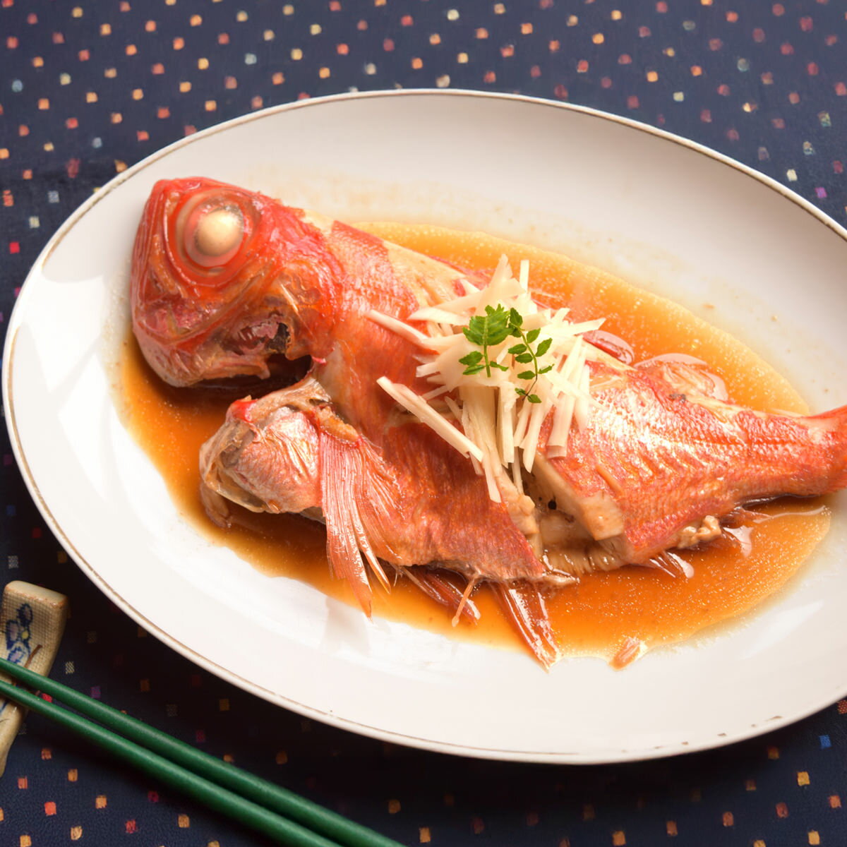 「uoya サラヤ保崎商店 勝浦灯台沖 きんめ鯛」は、伝統漁法で漁獲される千葉県勝浦のブランド魚です。巻き網と違い、「立て縄釣り」という漁法で丁寧に漁獲されており、身が引き締まり、脂がのっているのが特徴です。勝浦沖の漁場は水深が深く、水温が...