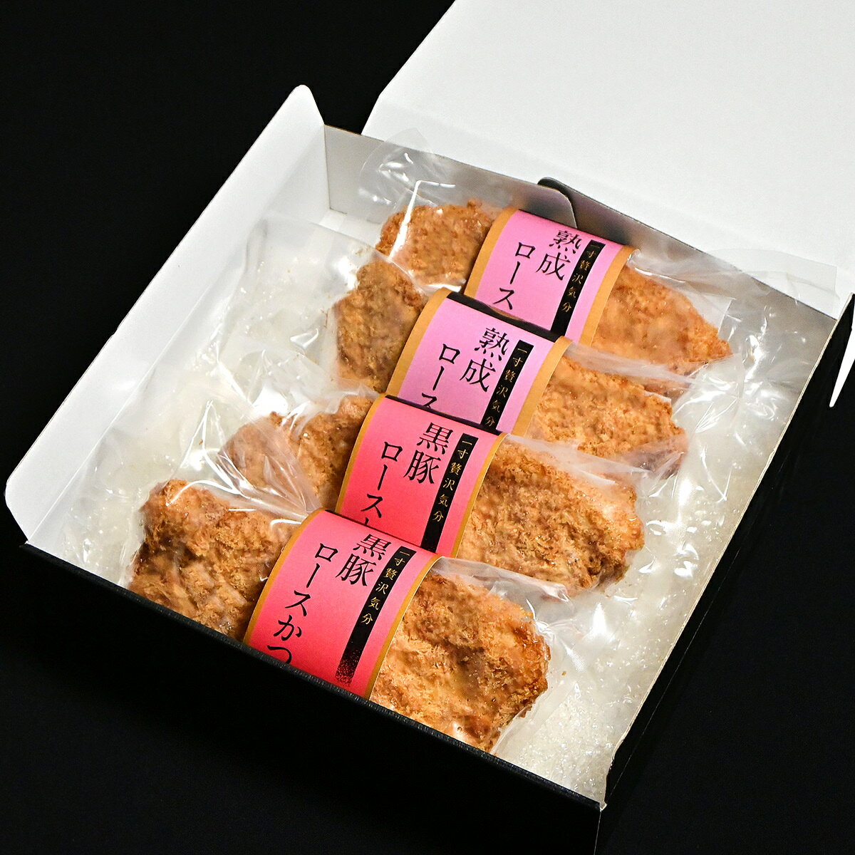 かごしま黒豚六白亭がお届けする「黒豚 熟成豚 とんかつ 食べ比べ ギフト」です。揚げた直後に急速冷凍し、衣のサクサク感とお肉のジューシーさをそのまま閉じ込めているため、電子レンジで温めるだけで揚げたての味わいを楽しめます。揚げる手間なしで、どなたでも手軽にご自宅で専門店の本格とんかつを食べられます。黒豚、熟成豚の贅沢な食べ比べもお楽しみください。レンジで温めた後、予熱したオーブントースターで加熱すると、衣がよりサクサクに仕上がります。温め後、お好みの大きさにカットしてお召し上がりください。付属のソースは常温で解凍してご利用ください。＜黒豚ロースかつ＞きめ細やかな肉質と、口の中でふわっと広がる甘い脂が特徴。黒豚ならではの旨みがしっかり感じられる、冷凍とは思えない逸品。＜熟成ロースかつ＞じっくり熟成させることで、旨みが凝縮し、柔らかさもアップ。黒豚とはまた違う”濃い味わい”を楽しめます。｛温め方｝シートごと袋から取り出し、キッチンペーパーを敷いた耐熱皿の上にのせる。ラップをかけずに電子レンジ500Wで約3分30秒（600W：約2分30秒）加熱する。【名称】そうざい【数量・内容】黒豚ロースかつ140g×2、熟成ロースかつ120g×2、とんかつソース30g×4【賞味期限】出荷日含め70日【原材料】＜黒豚ロースかつ＞豚肉(鹿児島県産黒豚)、パン粉(小麦粉、糖分、ショートニング、その他)、植物油脂、バッター粉(澱粉、小麦粉、卵粉末、その他)/ソルビタン脂肪酸エステル、グリセリン脂肪酸エステル、イーストフード、pH調整剤、増粘剤(加工デンプン、増粘多糖類)、クチナシ色素、調味料(アミノ酸)、(一部に小麦・卵・乳成分・大豆・豚肉を含む)＜熟成ロースかつ＞豚肉(鹿児島県産)、パン粉(小麦粉、糖分、ショートニング、その他)、植物油脂、バッター粉(澱粉、小麦粉、卵粉末、その他)/ソルビタン脂肪酸エステル、グリセリン脂肪酸エステル、イーストフード、pH調整剤、増粘剤(加工デンプン、増粘多糖類)、クチナシ色素、調味料(アミノ酸)、(一部に小麦・卵・乳成分・大豆・豚肉を含む)＜とんかつソース＞濃厚ソース(国内製造)、ウスターソース、中濃ソース/増粘剤(加工デンプン、キサンタンガム)、カラメル色素、調味料(アミノ酸等)、(一部に小麦・大豆・りんご・ごまを含む)【配送不可地域】こちらの商品は、北海道・沖縄・離島へのお届けができません。ご注文いただきましてもキャンセルとさせていただきます。予めご了承ください。【アレルギー情報】掲載商品には、アレルギーの原因といわれる原材料を含んでいる場合がございます。 くわしくはお問い合わせフォームにてご連絡ください。類似商品はこちらかごしま黒豚六白亭 和ノ匠 黒豚 丼四撰 ギフ7,100円かごしま黒豚六白亭 出汁茶漬け 食べ比べ ギフ6,300円かごしま黒豚六白亭 黒豚ピザ 食べ比べセット 6,000円かごしま黒豚六白亭 黒豚ピザ 食べ比べセット 10,200円かごしま黒豚六白亭 出汁茶漬け 食べ比べ ギフ8,500円かごしま黒豚六白亭 黒豚 おひとり鍋 ギフトセ6,900円かごしま黒豚六白亭 黒豚 おひとり鍋 ギフトセ9,500円南州農場 かごしま黒豚 しゃぶしゃぶ肉 食べ比5,400円鹿児島黒牛＆鹿児島黒豚 黒の匠 しゃぶしゃぶ 13,846円新着商品はこちら2026/7/31京都 ふすまクラフト 扇子 製作キット 仕上が2,000円2026/7/31函館 割烹旅館若松 西京焼き 食べ比べセット 4,130円2026/7/31函館 割烹旅館若松 西京焼き 食べ比べセット 4,832円再販商品はこちら2026/8/25饂飩 冷凍 大きなえび天ぷらと特製きつねうどん3,500円2026/8/25山田家 純生讃岐うどんと2種類の本造りだしの詰3,480円2026/8/24老舗和菓子屋 石坂屋 和菓子詰め合わせ 4種セ4,480円