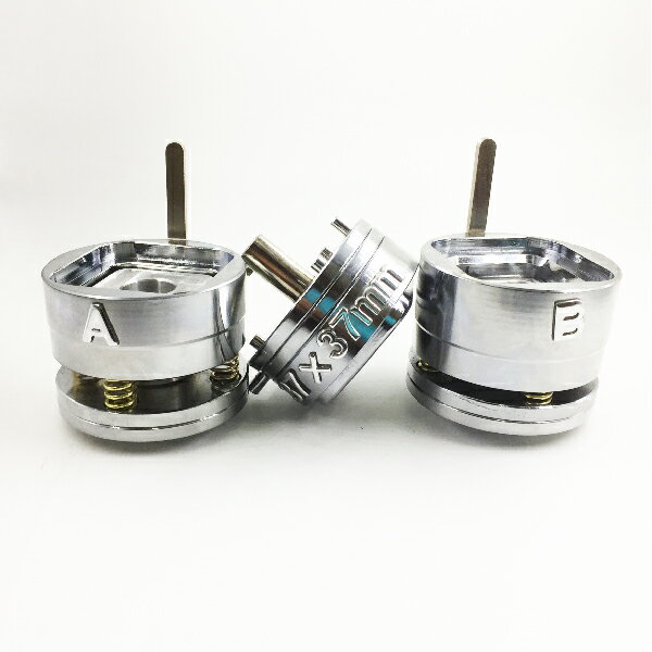 楽天缶 バッジ マシン 専門店 ニプリ缶 バッチ マシーン 用 アタッチメント 角丸 スクエア 37mm 軽量 交換型 の ニプリ 缶 バッジ マシン 本体 で 交換 可能な 交換用 アタッチメント 【 ニプリ ・ nipuri 】