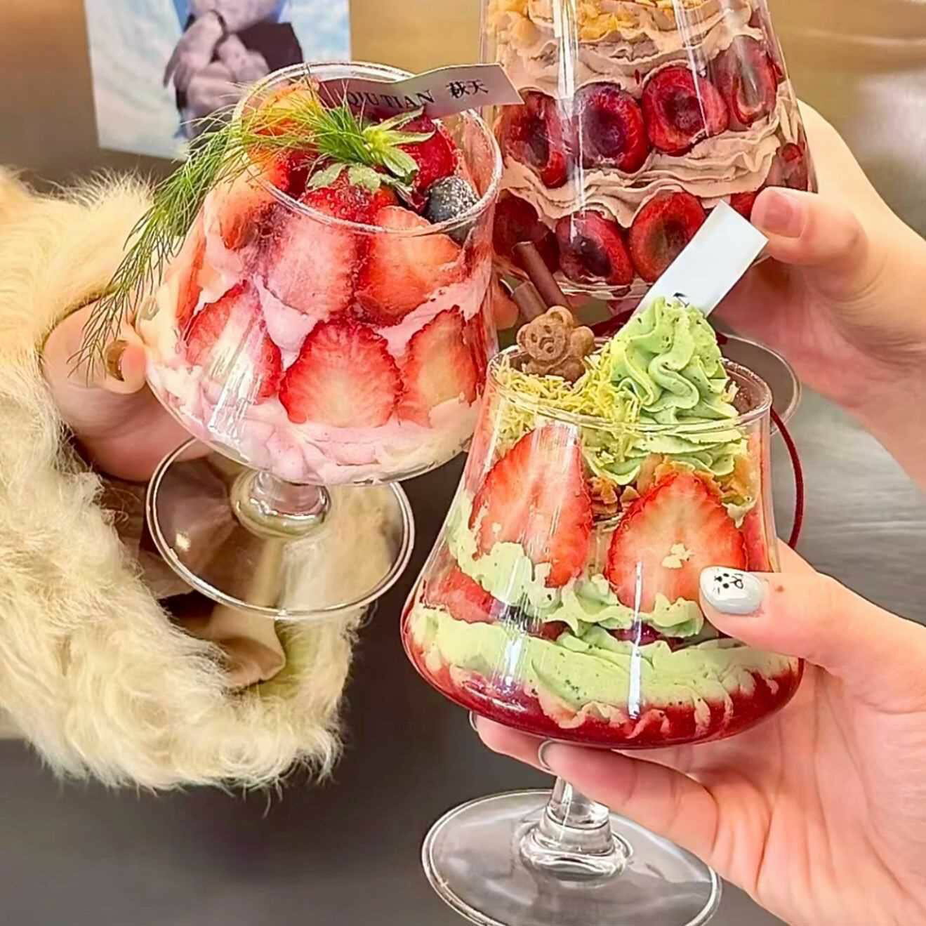 産地 中国 材質 ガラス サイズ 写真に参照してください 色・柄 透明 仕様 食器洗浄機使用可 　　 *商品は一点一点職人さんにより製作をしておりますので、色味、絵柄が少しずつ異なります。それが大量生産にはない作家物の良さですので、ご理解をいただきたいと存じます。 また、ガラス製品のため，多少の寸法ずれが生じる事があります。予めご了承下さい。 *お望みの柄など一時在庫切れる場合もありますので、ご了承お願いいたします。 在庫数以上のご注文も承ります、出来上がるまで2ヶ月前後かかりますが、お気軽にお問い合わせ下さい。 お気に召さない所や改善してほしい所がありましたら、ぜひご連絡ください。 この商品はメーカー直送品です。 メーカー直送のため、配送希望日のご指定ができません。毎日の発送がないため、届くまで6日～10日掛かります、また発送メールを送信しないため、マイページの発送履歴から発送日及び荷物番号をご確認お願いいたします。 メーカー直送商品は通常商品と同梱発送できません。 配送サービスについて 飛脚宅配便でお送りします。 宅配BOXについて 高価の割れ物のため、宅配BOXを指定できません。 代引き払いについて メーカー直送のため、代引き払いのご利用ができません。