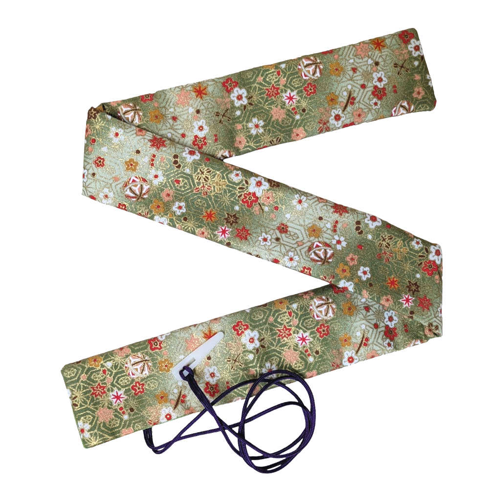 横笛用の笛袋です すべて国産の手作りですので数に限りがございます。 また、生地の縫い方により柄も画像と位置が異なる場合もございます。 量産の笛袋と違い一本一本丁寧に縫っています。 ＜ポイント＞ ・笛が取り出しやすいようにスリット入りです（重要！） ・ヒモが取れにくいようにしっかり上からも縫い付けています ・丁寧な日本製です こちらの笛袋の適合サイズは 篠笛の【五本調子・六本調子・七本調子・八本調子】程度です。 ■袋の出来上がりサイズ■ 横幅約45mm長さ約600mm#西日本楽器の笛袋